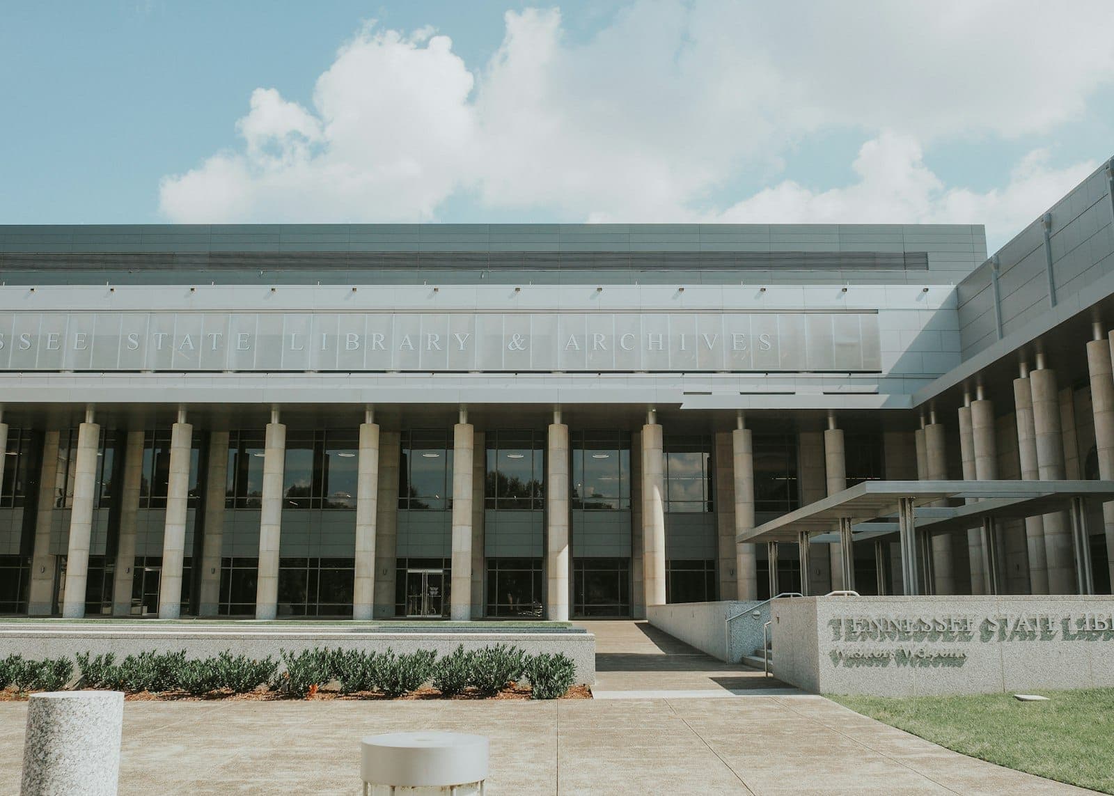 Außenansicht des Tennessee State Museum mit Säulen und einladendem Eingang an einem sonnigen Tag.