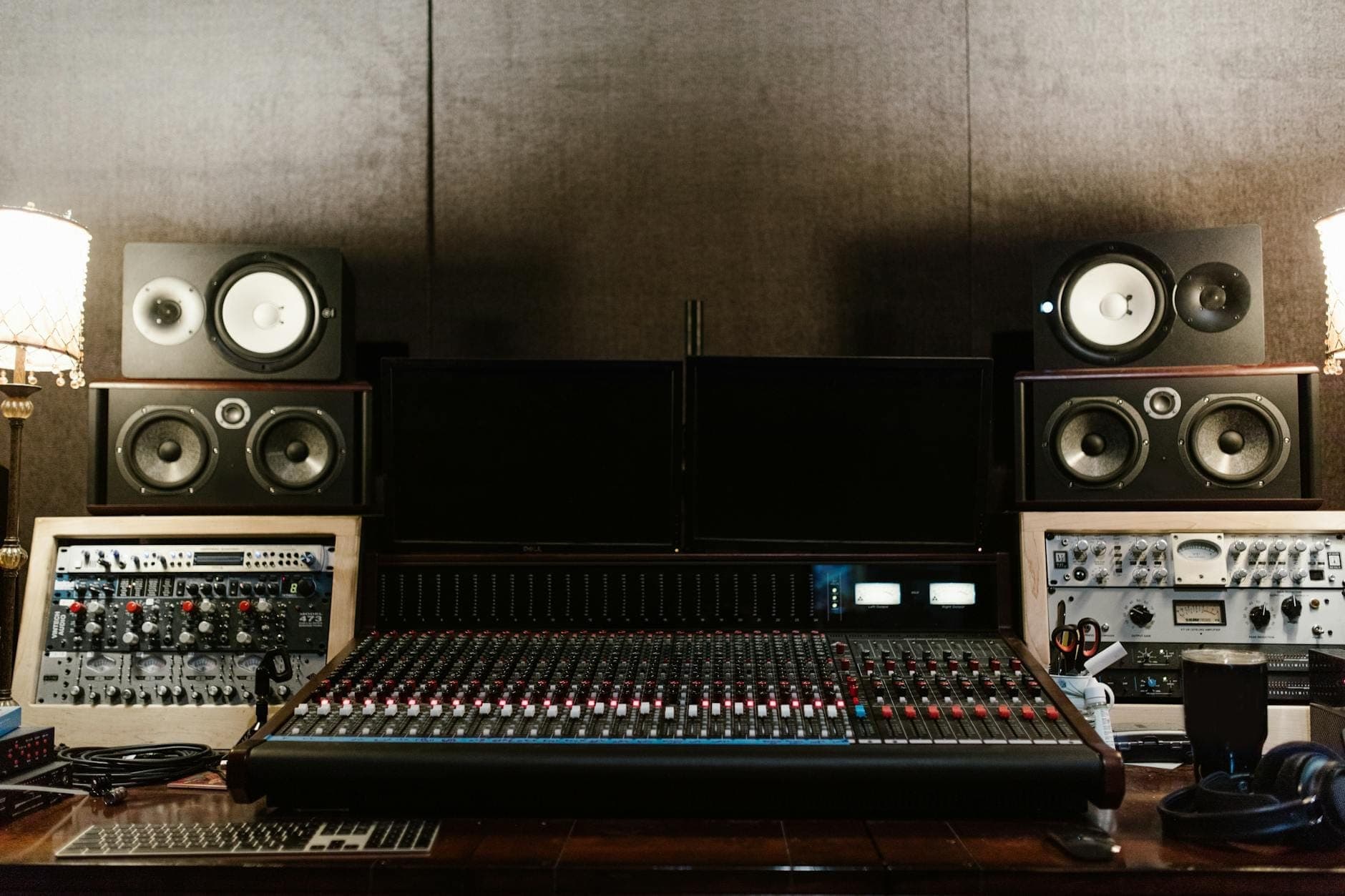Studio di registrazione musicale professionale con grande mixer audio, altoparlanti e attrezzature, tipico di Music Row a Nashville.