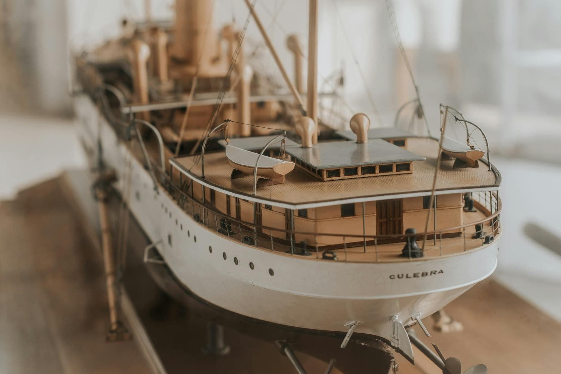 Detailaufnahme eines historischen Schiffsmodells in einem gut beleuchteten Museum — ein Zeugnis von Santorinis reichem maritimen Erbe und eine Einladung zum Entdecken.