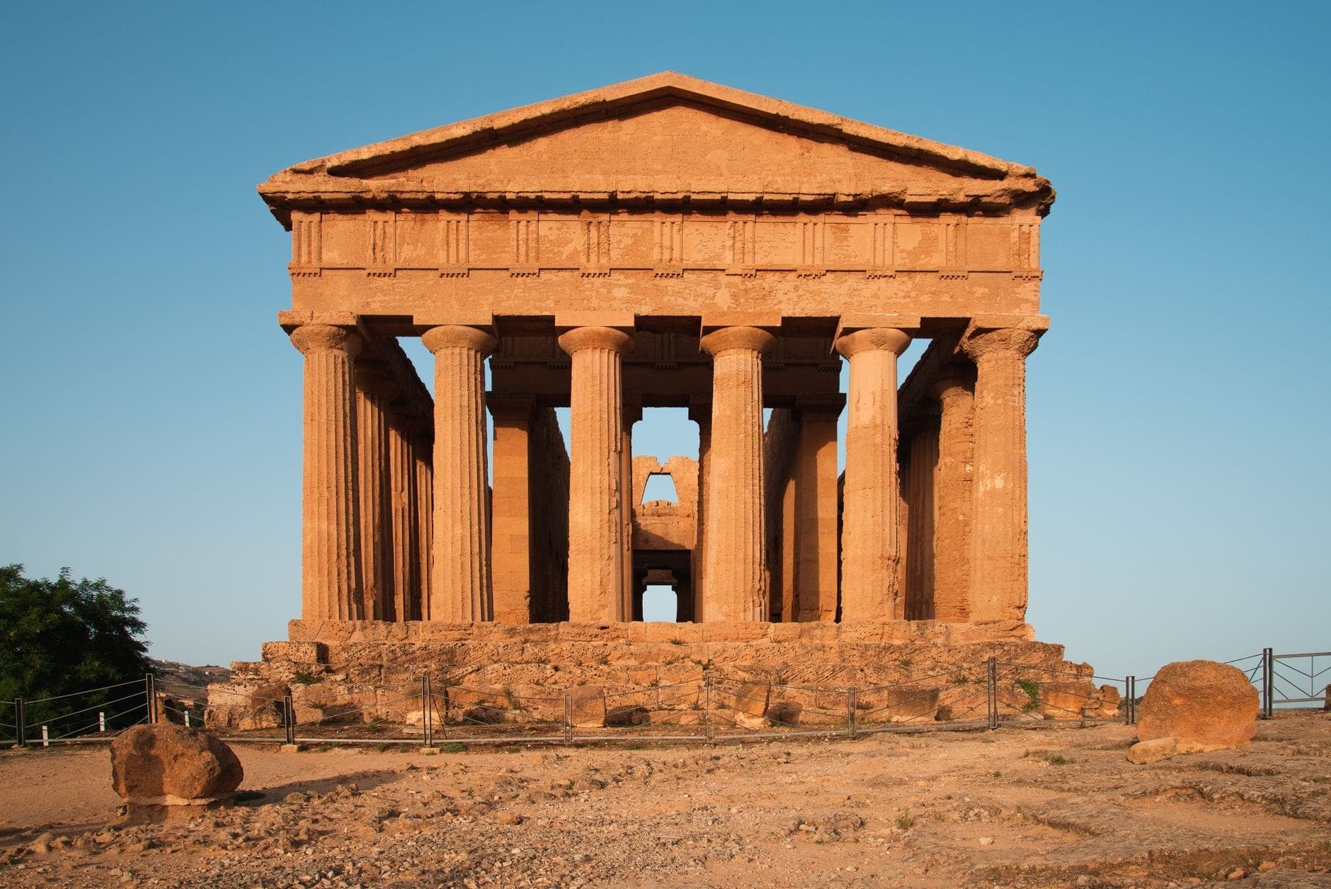 Harapang tingin ng mahusay na napanatiling sinaunang templong Griyego sa Valley of the Temples sa Agrigento, Sicily, sa ilalim ng malinaw na asul na langit.