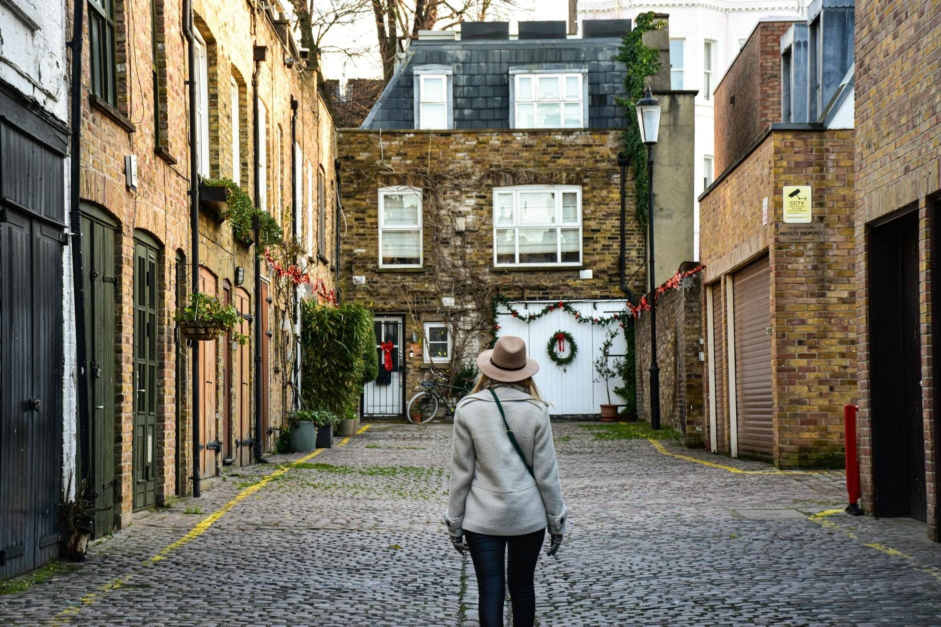 Tuğla evleri, arnavut kaldırımları ve konut niteliğiyle pitoresk bir Londra mews sokağında yürüyen kişi, bir mahalle ortamını akla getiriyor.