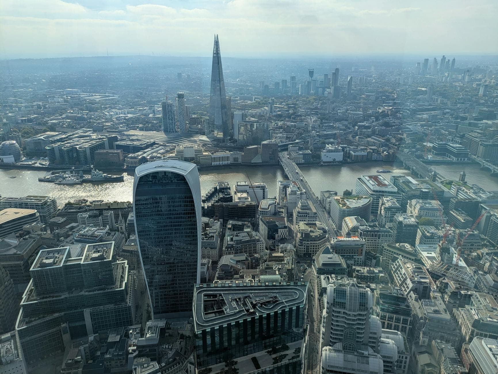 Vue aérienne du panorama de Londres avec le Walkie Talkie et le Shard, surplombant la Tamise par temps clair.