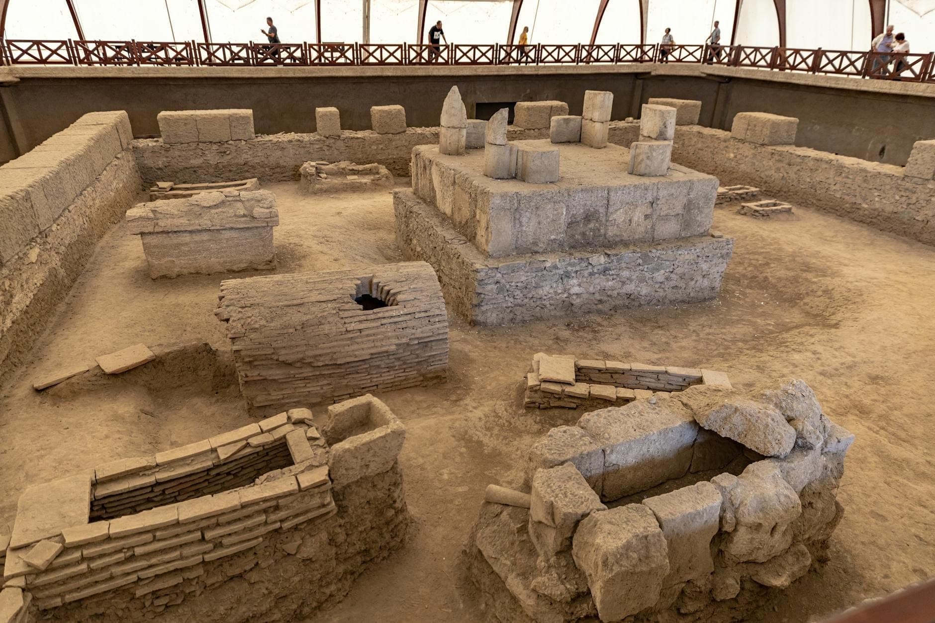 Szeroki widok na stanowisko archeologiczne Akrotiri z zachowanymi starożytnymi ruinami pod ochronnym zadaszeniem na Santorini.