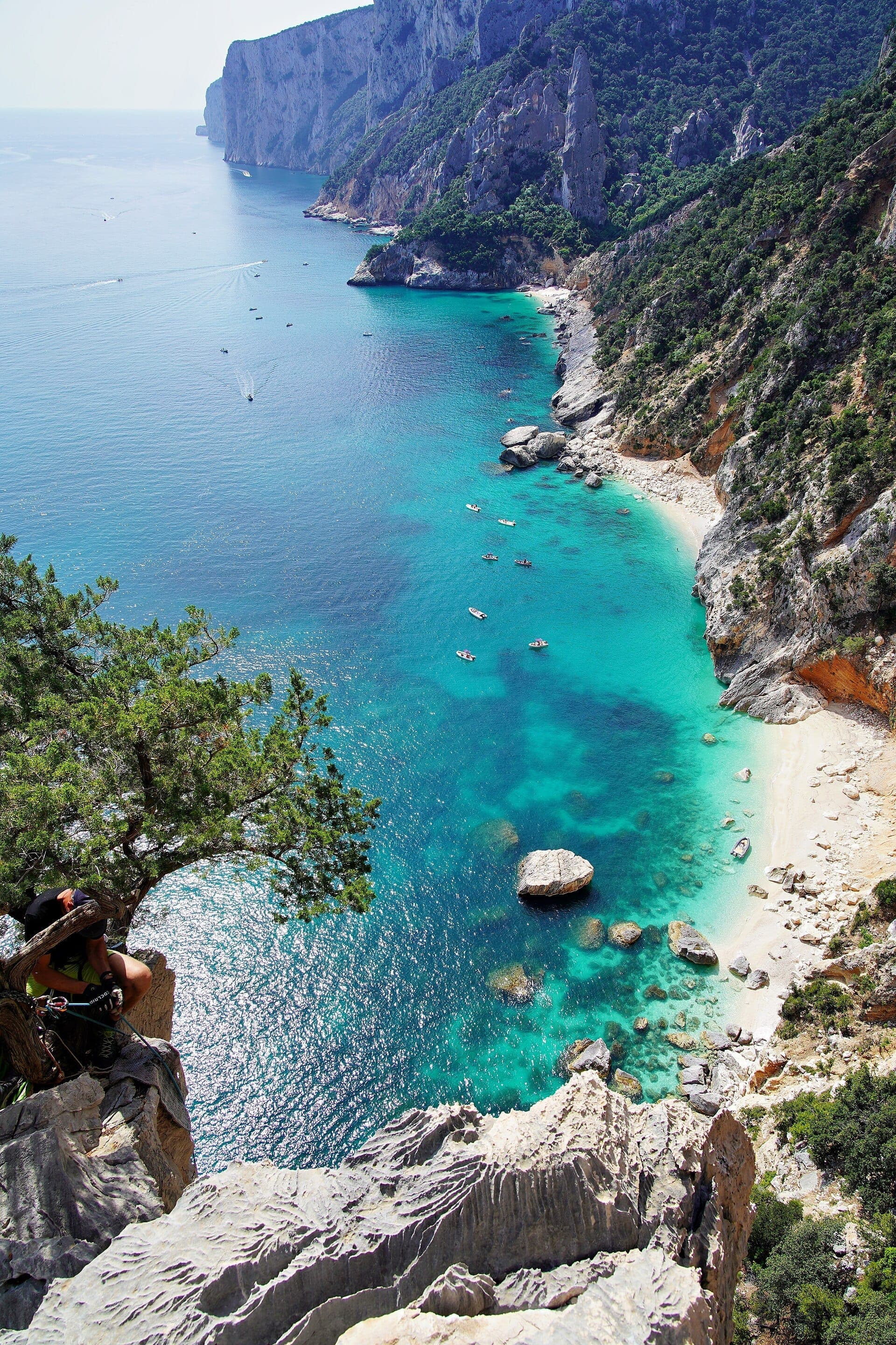 Vista dramática desde los acantilados sobre las aguas turquesas y la escarpada costa de piedra caliza del sendero Selvaggio Blu en la costa este de Cerdeña.