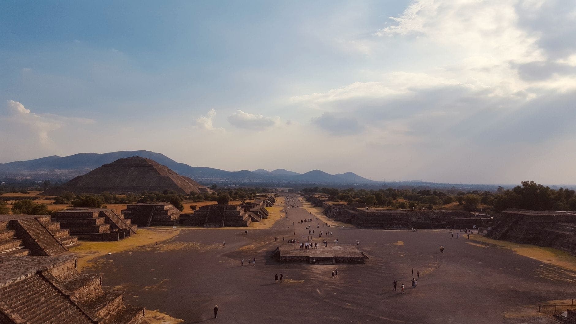 วิวพาโนรามากว้างของ Avenue of the Dead ที่เตโอตีฮัวกาน พีระมิดสุริยันและพีระมิดอื่นใต้ท้องฟ้าดรามาติก