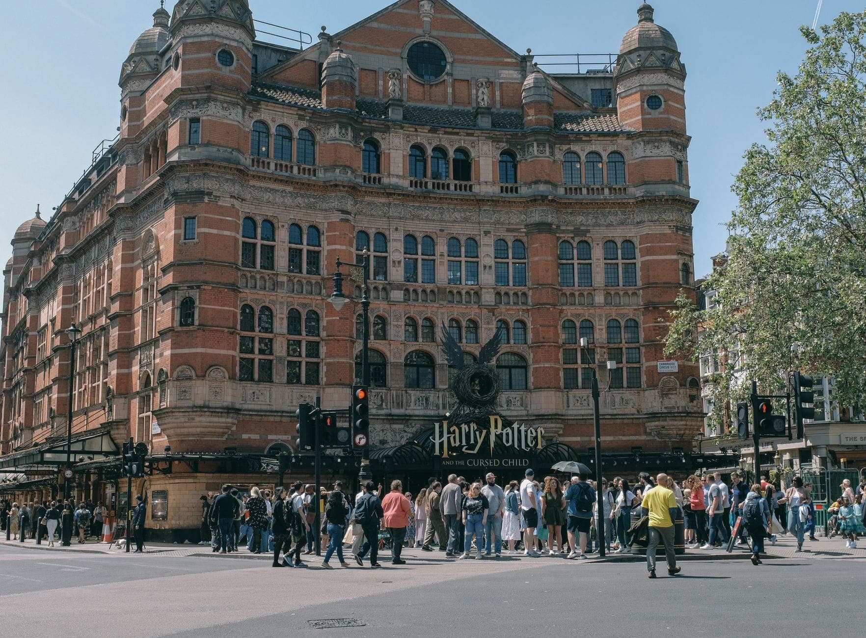 Multitudes se reúnen frente al Palace Theatre en Londres, donde se presenta Harry Potter and the Cursed Child.