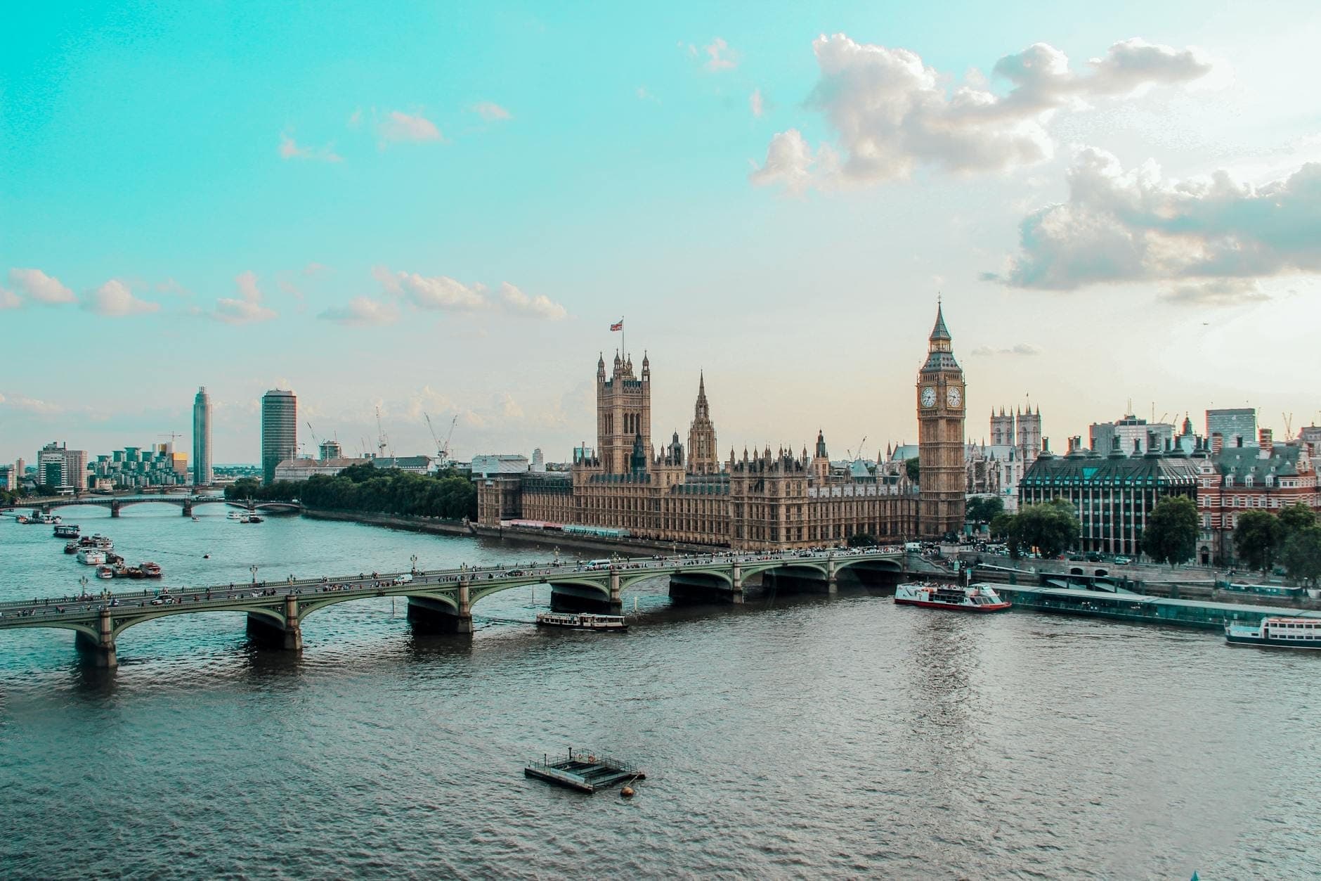Vista panorámica del río Támesis con el Puente de Westminster, el Parlamento y el Big Ben bajo un cielo azul brillante en el centro de Londres.