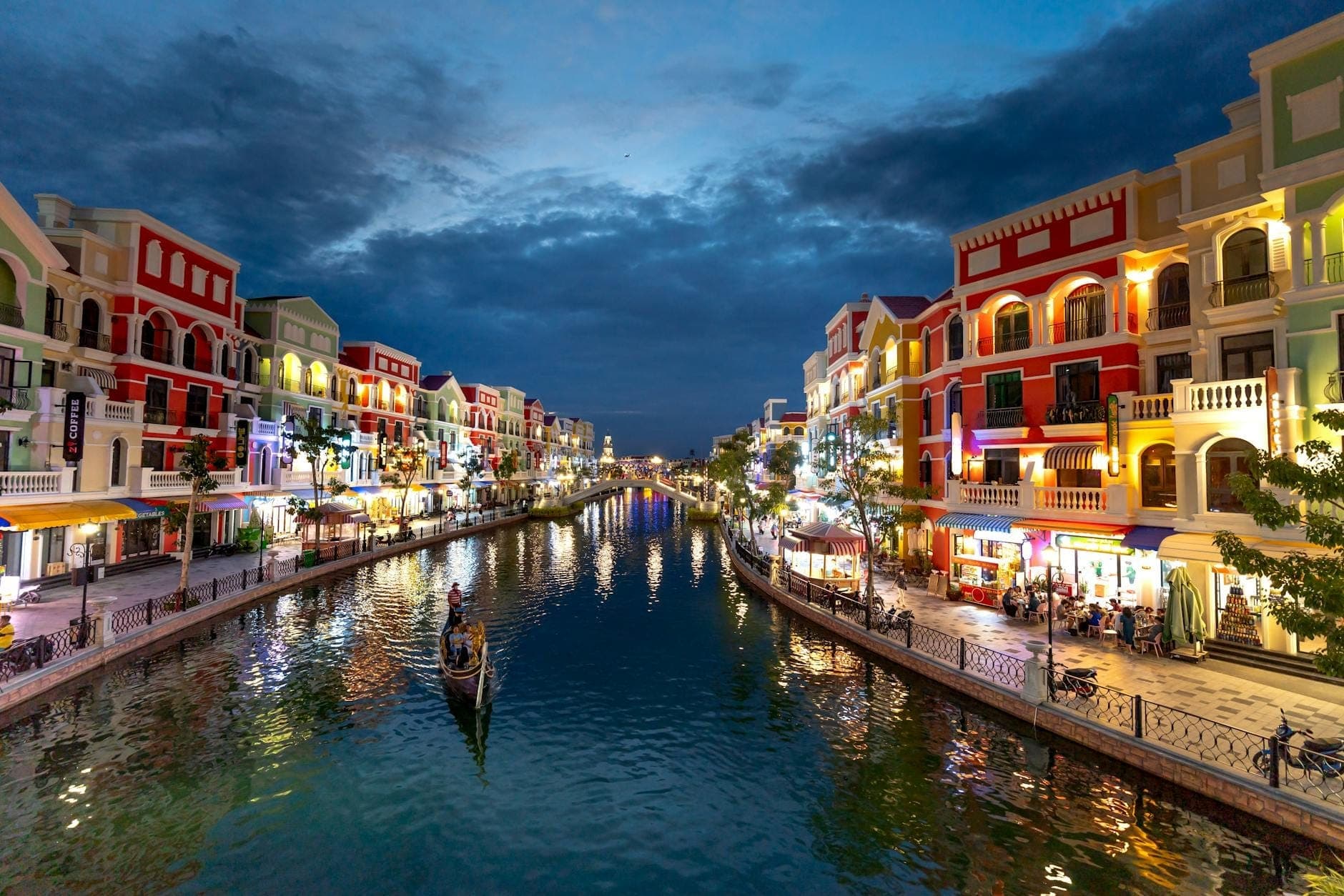 Grand World Phu Quoc kanalının gece manzarası: renkli binalar, ışıklar ve gondol turu