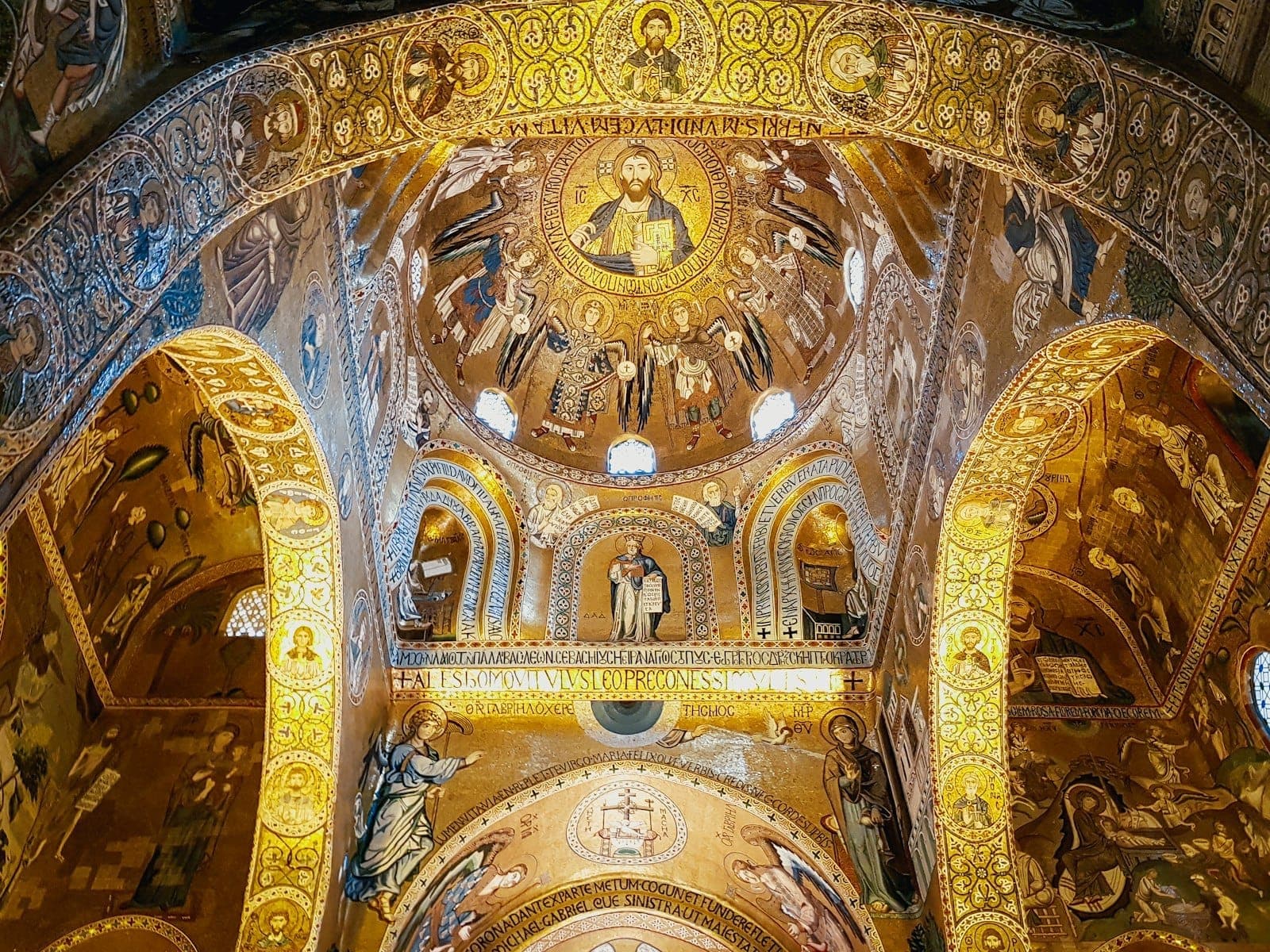 Mosaik emas dan langit-langit berkubah di dalam Palatine Chapel di Palermo, mahakarya arsitektur Arab-Norman-Bizantium.