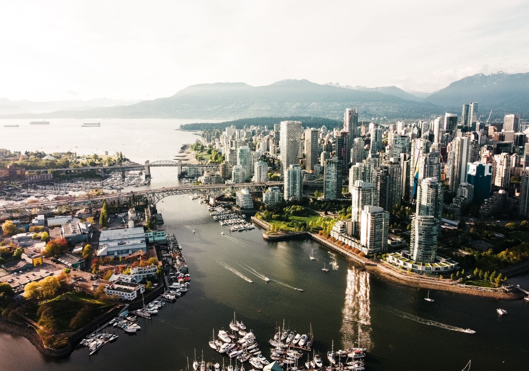 มุมมองทางอากาศของ Vancouver แสดงให้เห็นย่านต่างๆ หลายแห่ง เส้นขอบฟ้าของตัวเมือง และเส้นทางน้ำในวันที่อากาศแจ่มใส