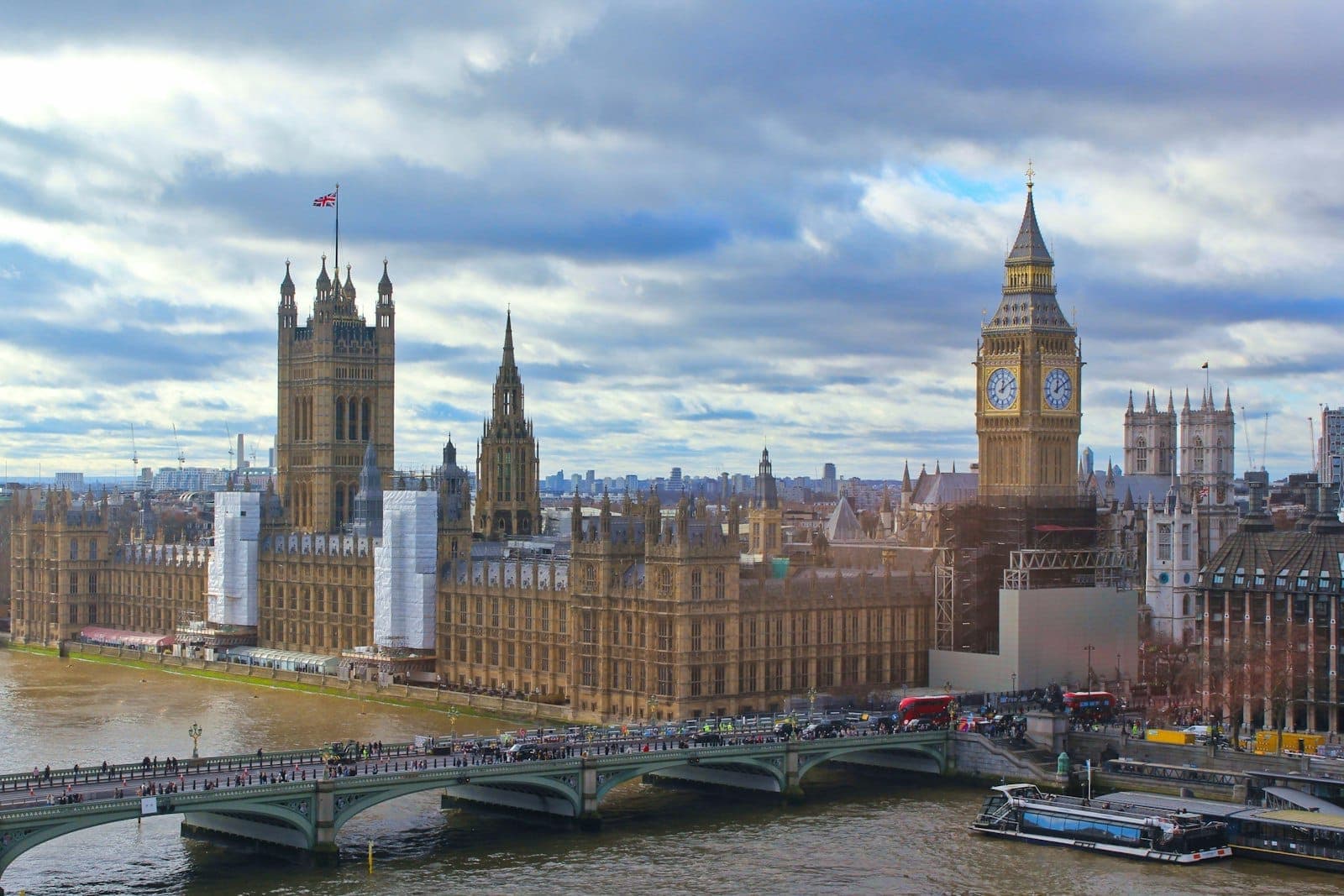 Vue diurne et panoramique du Parlement et de Big Ben avec le pont de Westminster sur la Tamise sous un ciel lumineux.