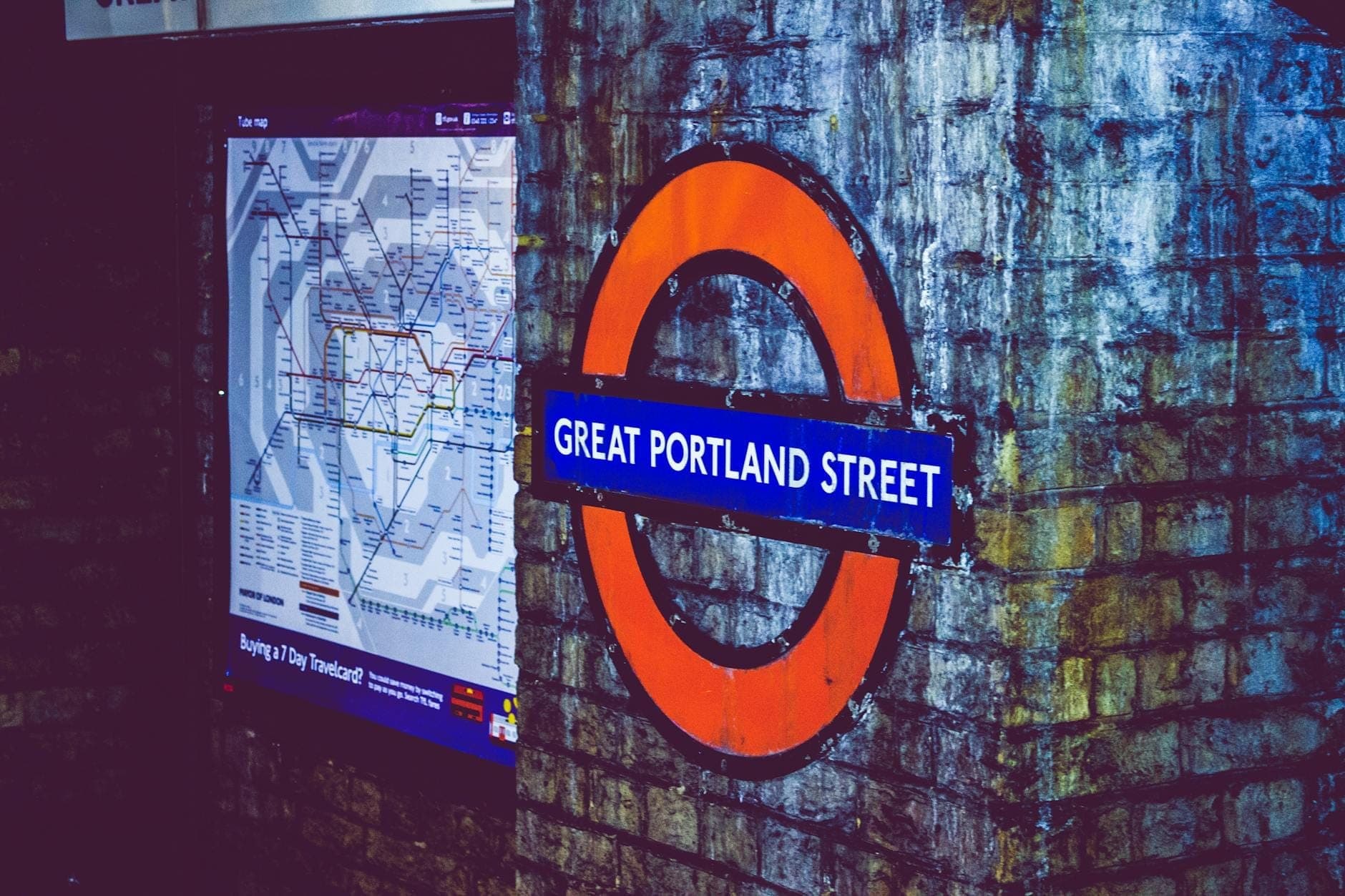 London Underground Roundel und Karte an der Station Great Portland Street mit ikonischem Tube-Branding und Reiseplanungsdetails.