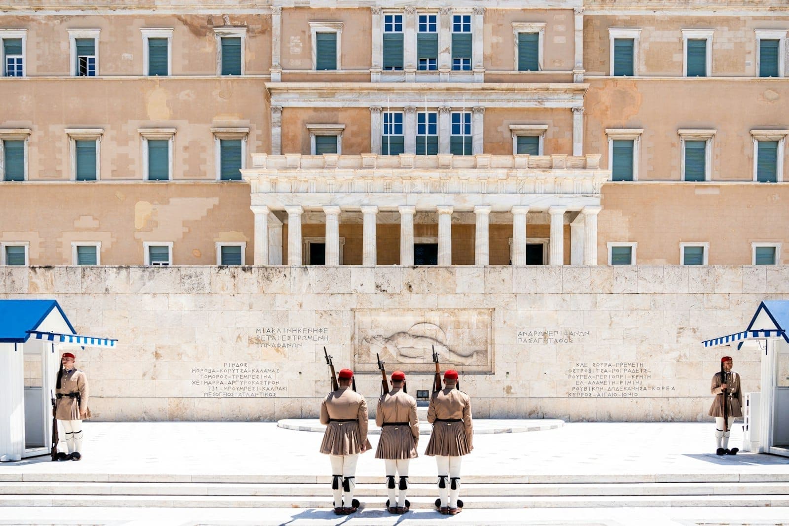 Evzone-Wachen in traditioneller Uniform bei der Wachablösung am Grab des Unbekannten Soldaten vor dem Hellenischen Parlament auf dem Syntagma-Platz.
