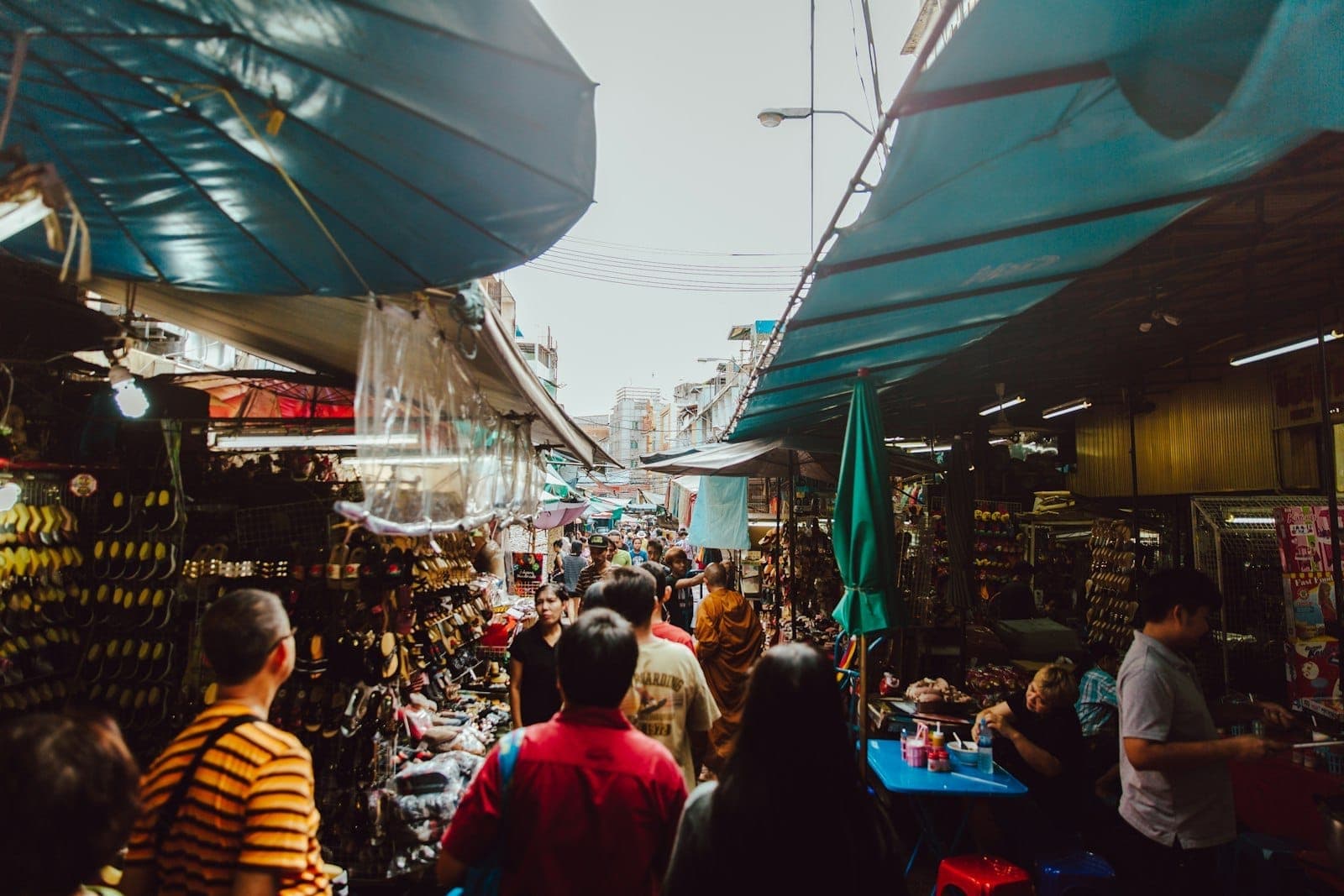 Chợ đường phố đông đúc ở Bangkok, người mua đi giữa các sạp dưới mái bạt