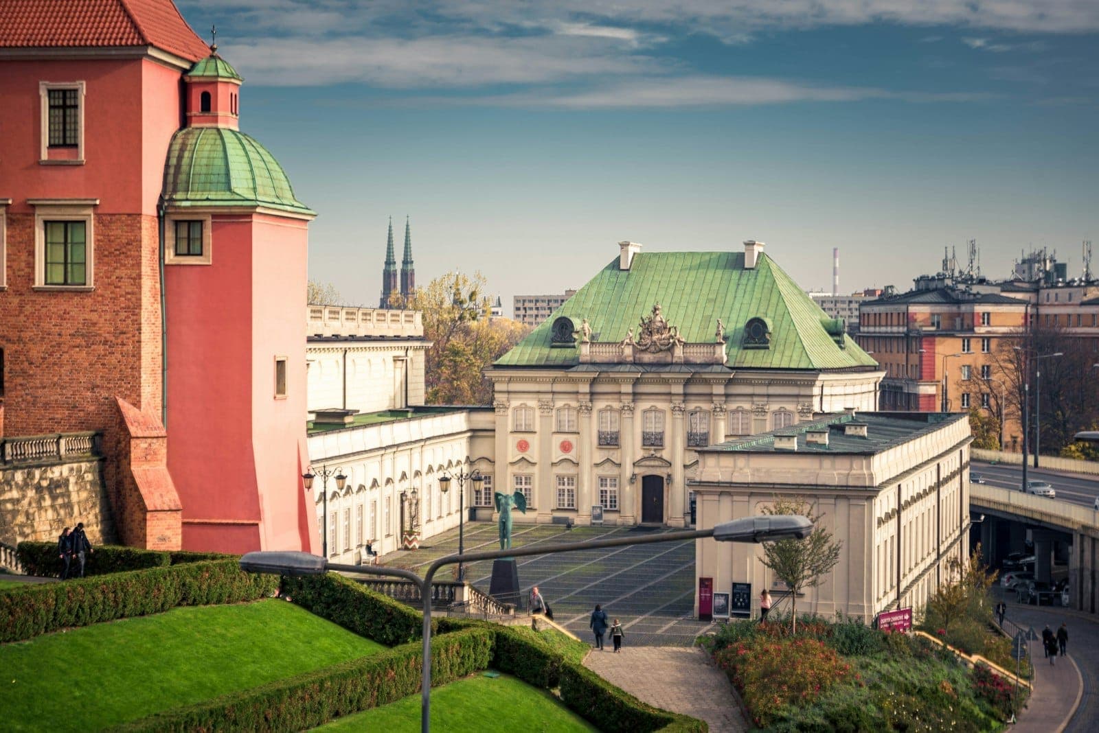 Blick auf die historischen Gärten des Königlichen Schlosses in Warschau und den Barockpalast unter blauem Himmel – ein perfekter Ausgangspunkt für die besten Museen der Stadt.