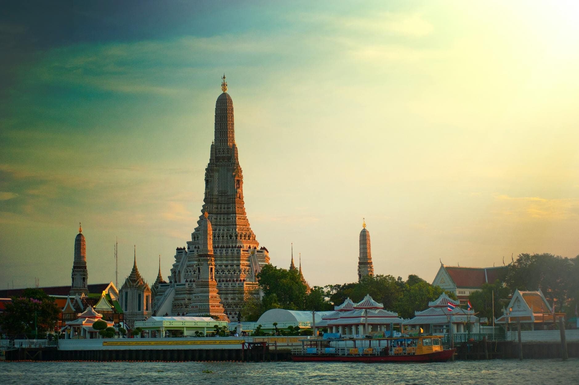 Chùa Wat Arun lúc hoàng hôn bên sông Chao Phraya ở Bangkok với những ngọn tháp biểu tượng