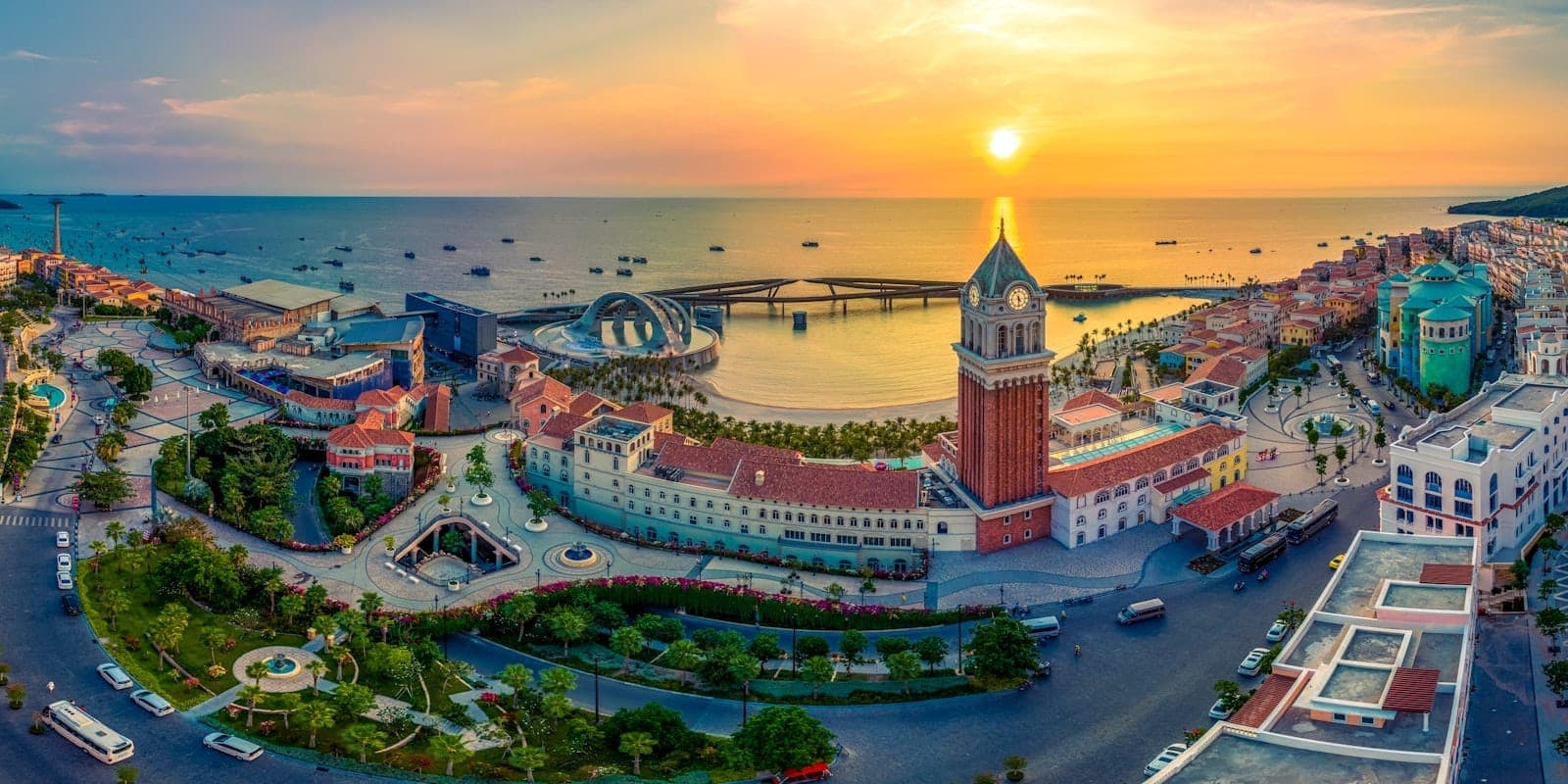 Sunset Town Phú Quốc với Cầu Hôn và cảnh biển lúc hoàng hôn