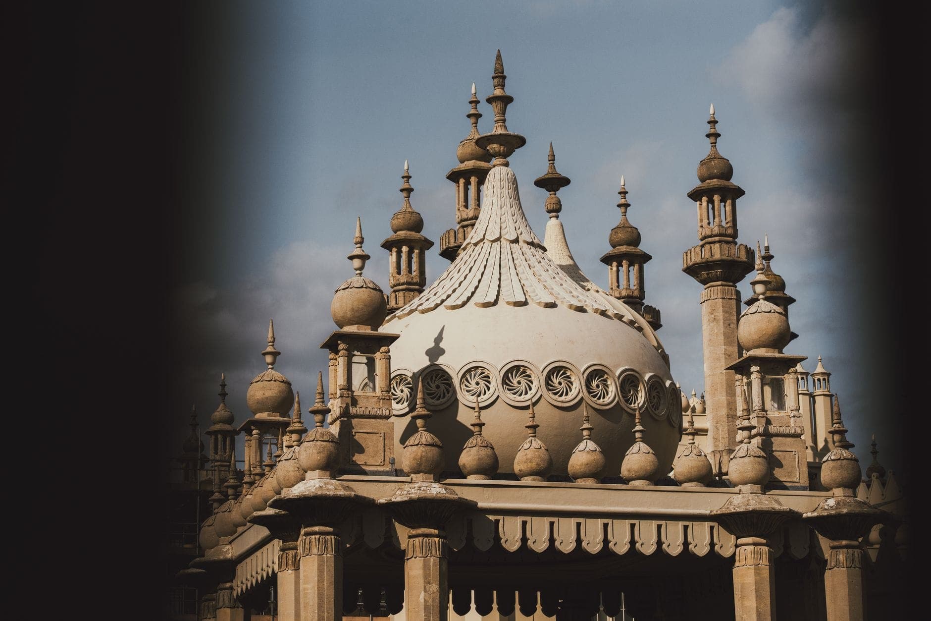 Cận cảnh mái vòm và các tháp nhỏ tinh xảo của Brighton Dome, nổi bật nét kiến trúc độc đáo dưới nền trời xanh nhạt.