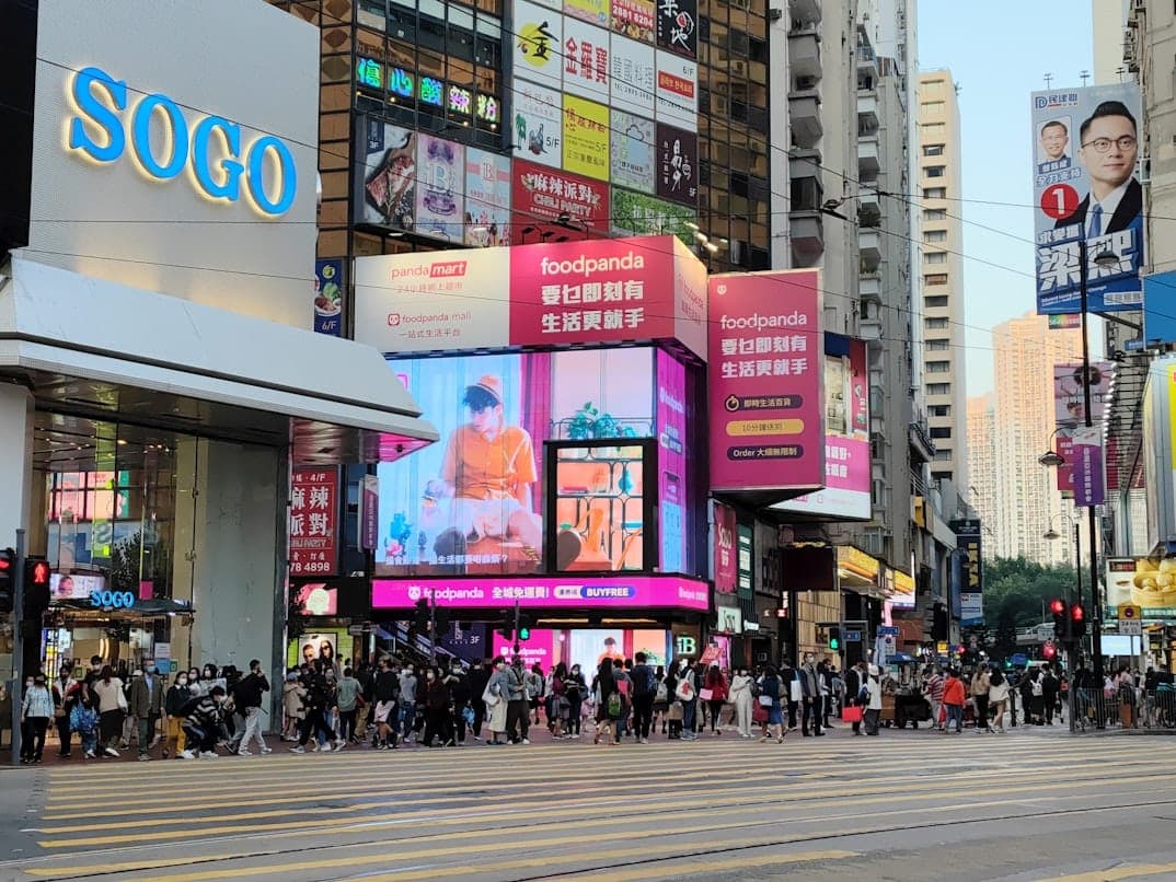 Mga tao at neon billboard sa paligid ng SOGO department store sa Causeway Bay, Hong Kong