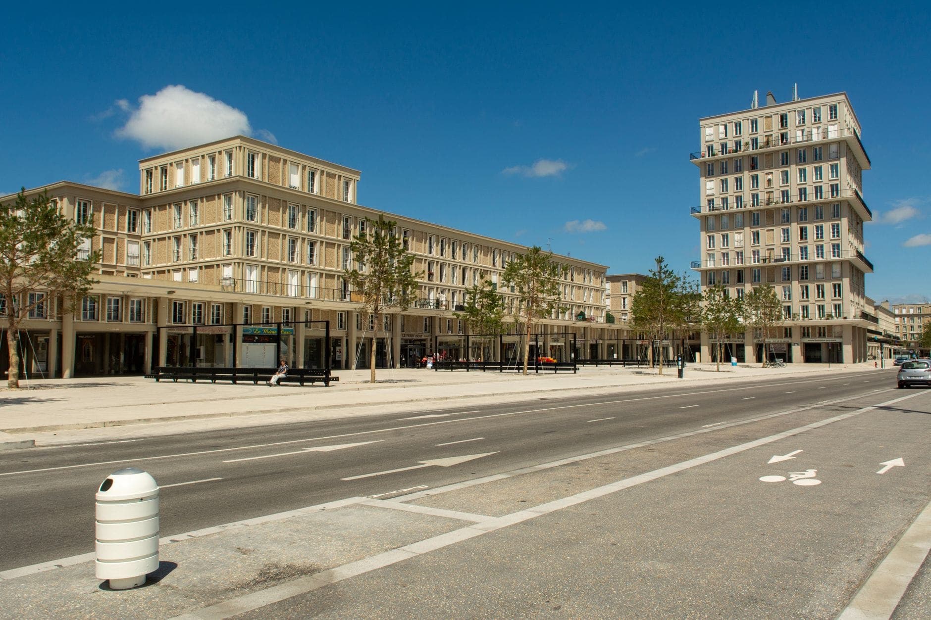 Malapad na tanaw ng Centre Ville Perret sa Le Havre na nagpapakita ng makabagong konkretong gusali matapos ang digmaan, maluluwag na kalsada, at bughaw na langit—bigay-diin sa estilo ng arkitektura ng lugar.