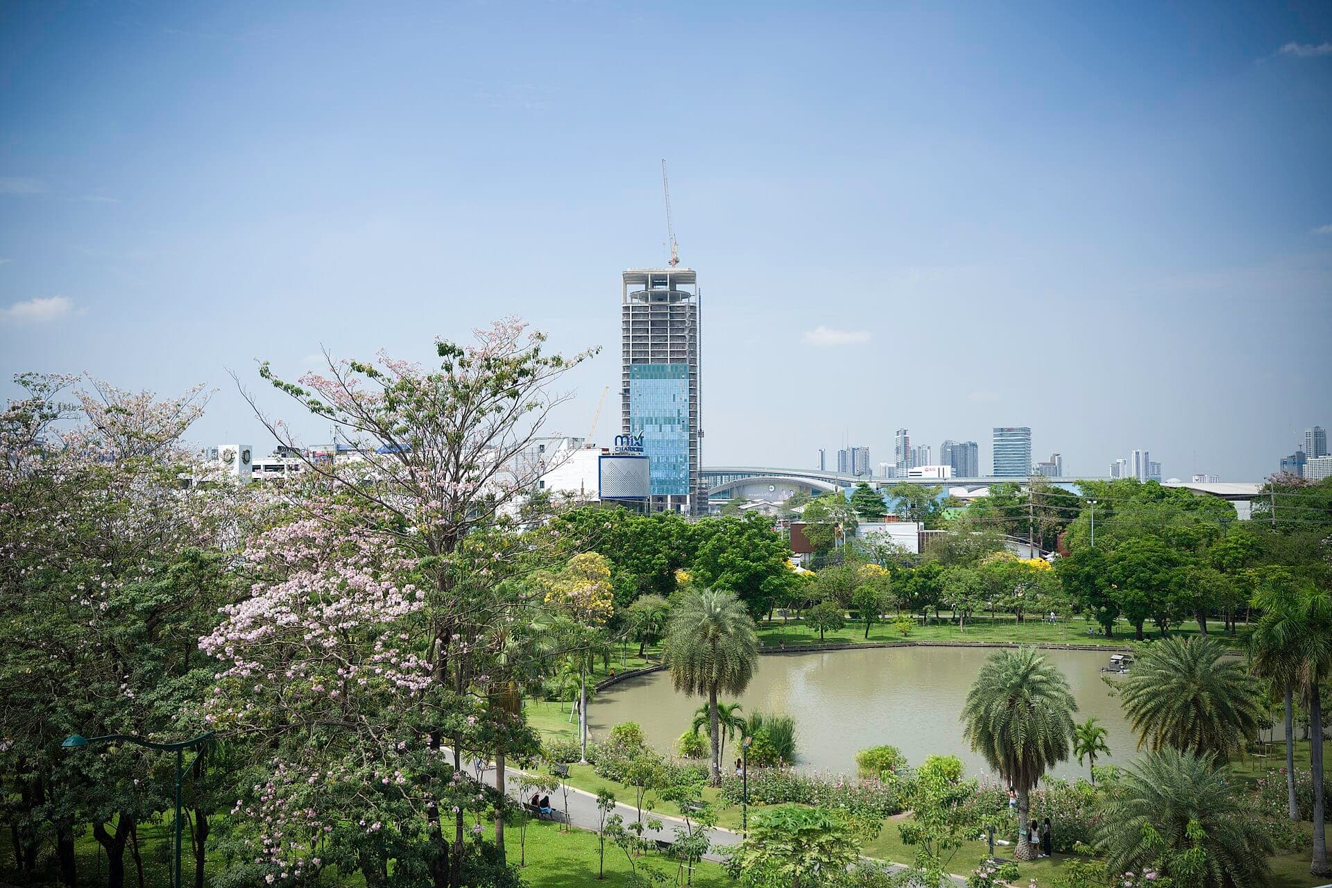 Tanawin ng Chatuchak Park sa Bangkok na may lawa at skyline malapit sa Chatuchak Weekend Market