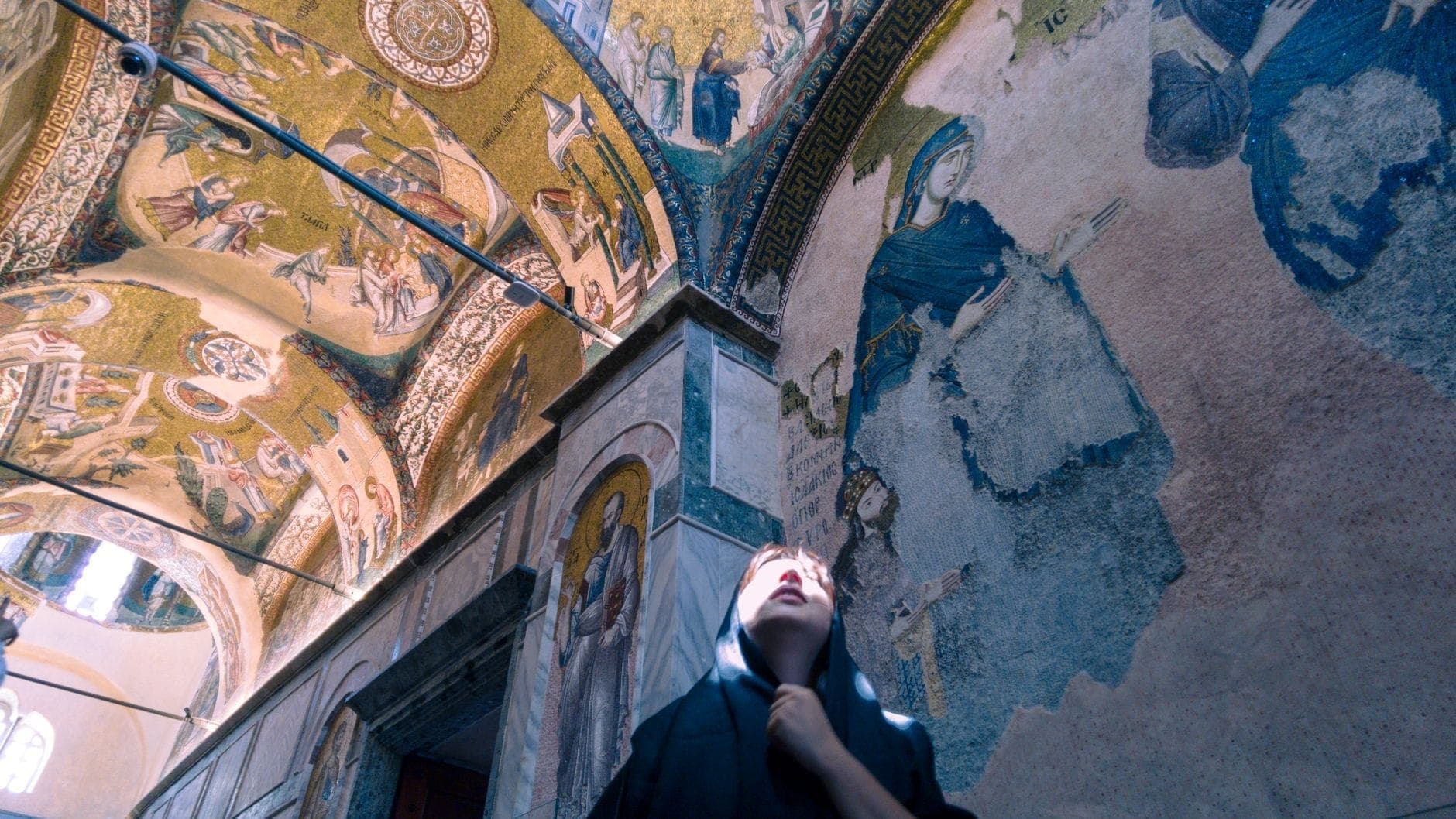Besucher blickt auf die goldenen byzantinischen Mosaike und Fresken, die die Innenwände und Decken der Chora-Kirche in Istanbul schmücken.