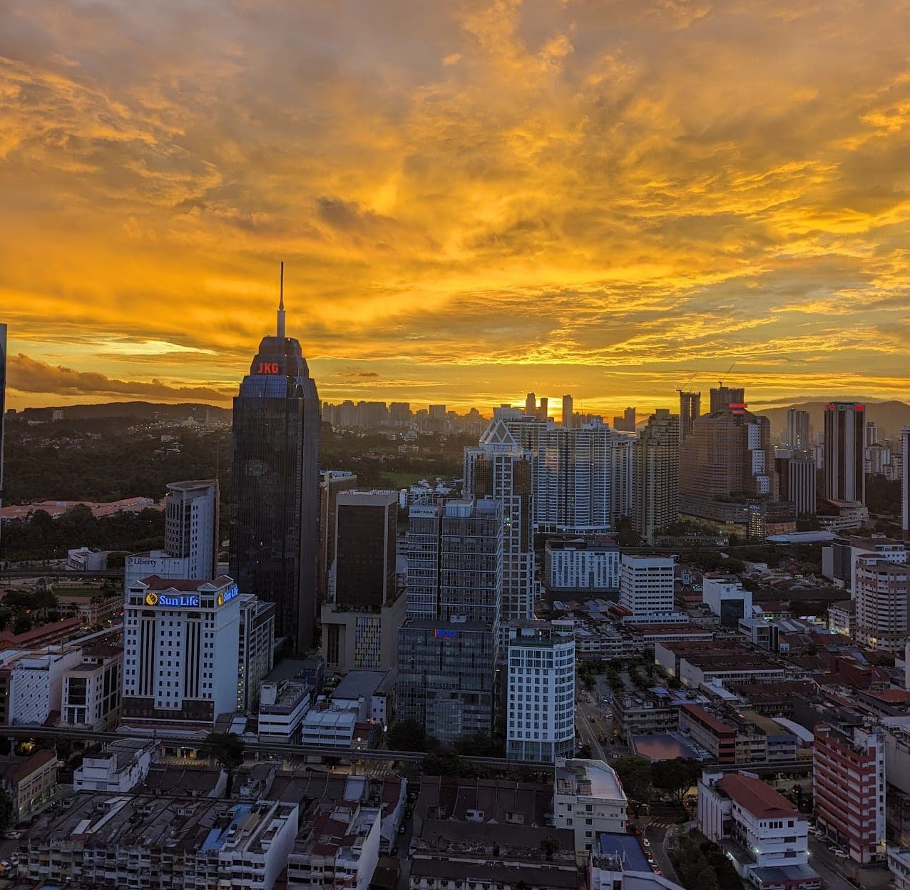 Tanawin ng Kuala Lumpur sa paglubog ng araw kasama ang JKG Tower at distrito ng Chow Kit sa ginintuang liwanag