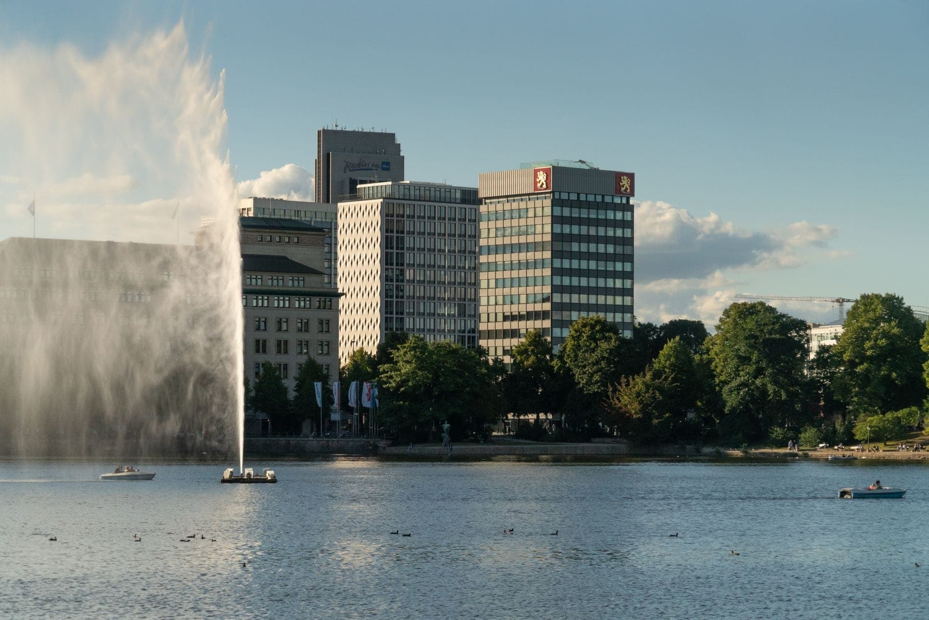 Gedung-gedung modernis di Kopenhagen termasuk Radisson Collection Royal Hotel, dengan danau dan air mancur di latar depan