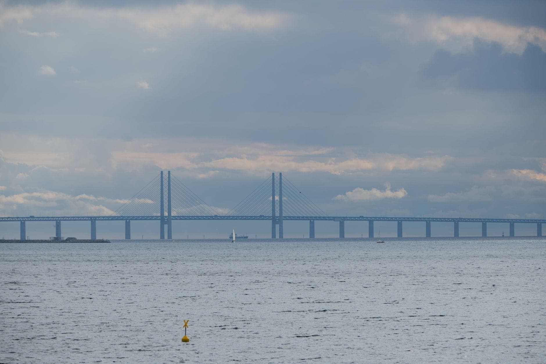 Vista del Ponte di Öresund che si estende sul mare tra la Danimarca e la Svezia sotto un cielo nuvoloso.