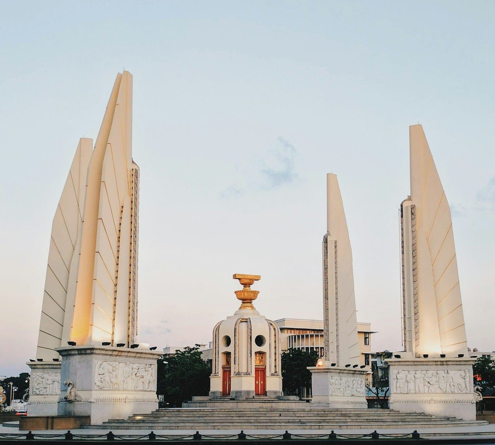 Đài tưởng niệm Dân chủ sừng sững ở Bangkok với bốn cột cánh và bệ hiến pháp ở trung tâm giữa vòng xuyến nhộn nhịp.