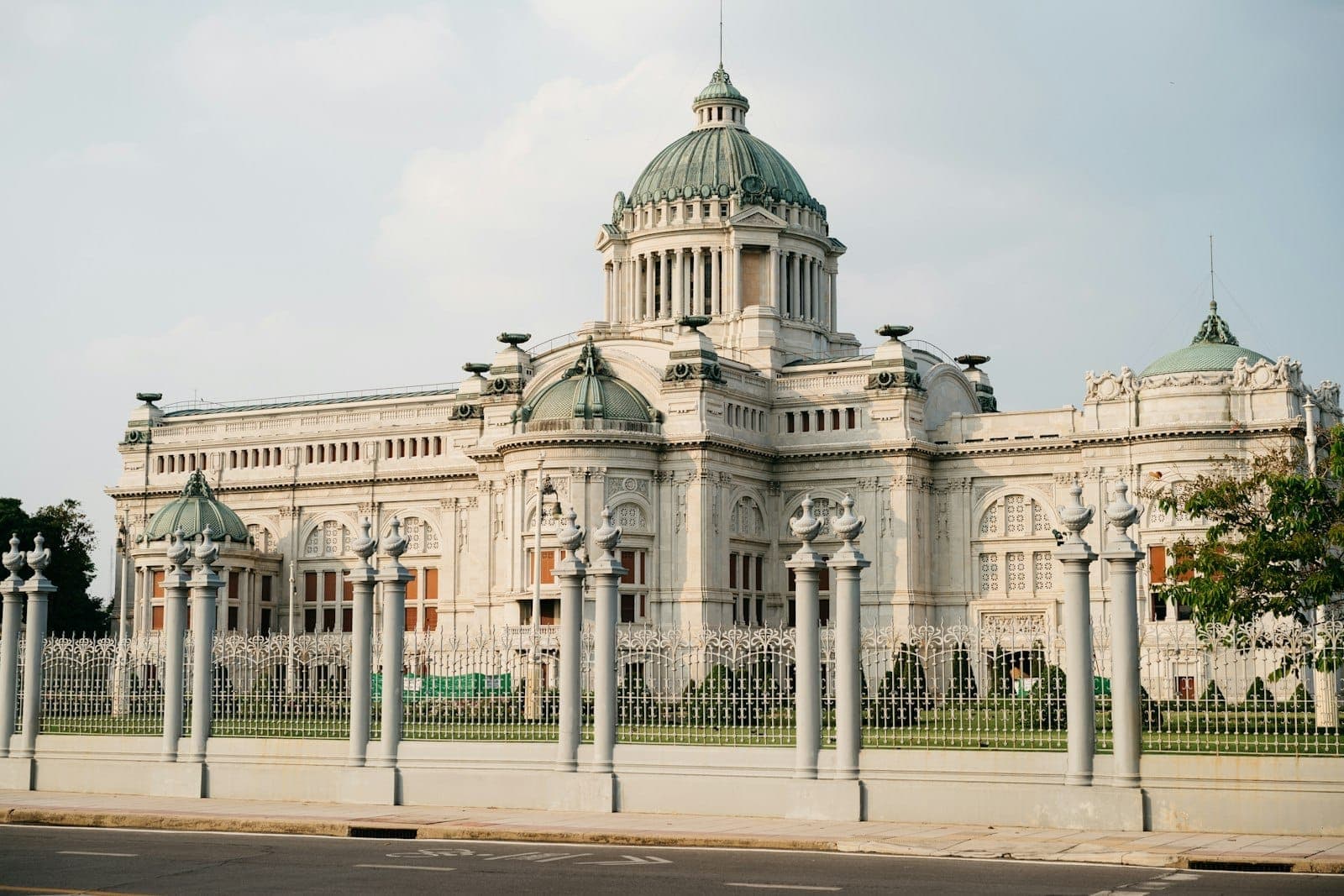 Gusaling Ananta Samakhom Throne Hall sa royal palace sa Dusit Bangkok
