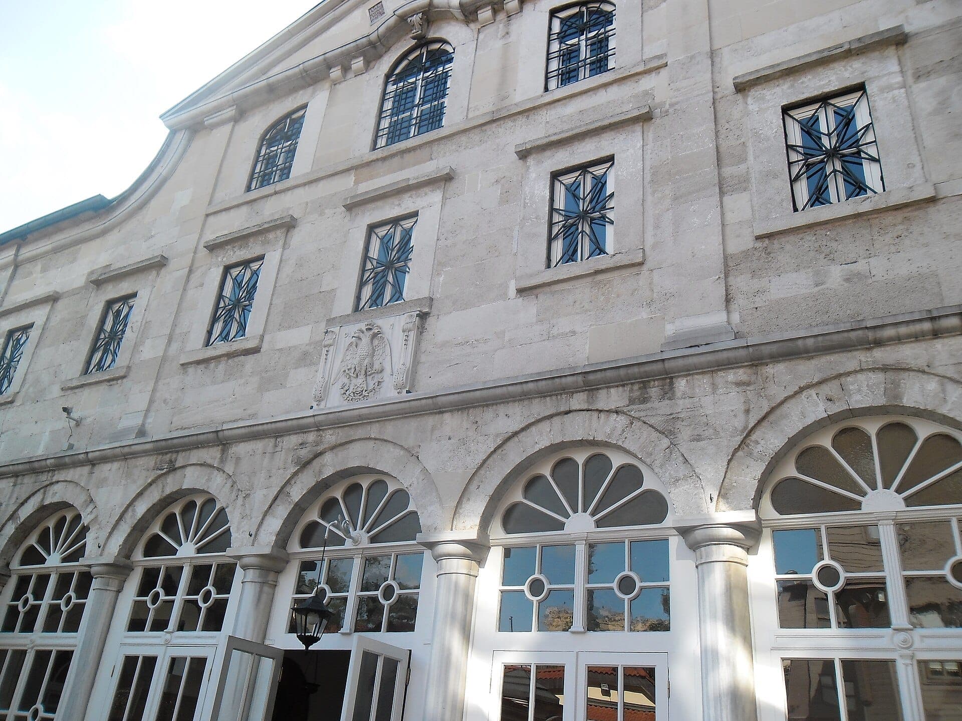 Fassade des Ökumenischen Patriarchats von Konstantinopel mit Bogeneingängen, verzierten Fenstern und hellem Stein im Fener-Viertel von Istanbul.