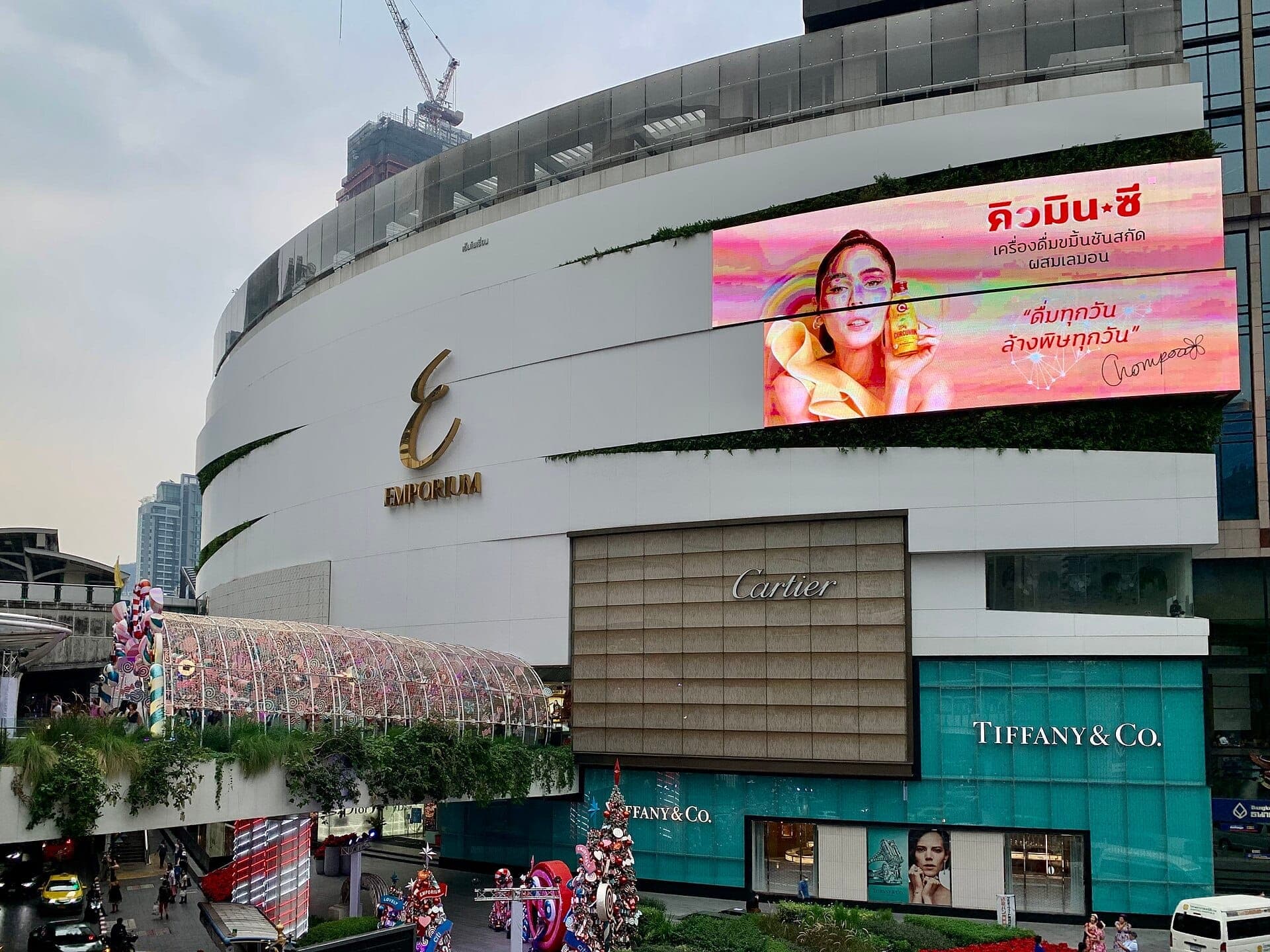 Mặt ngoài trung tâm mua sắm Emporium Bangkok trên đường Sukhumvit với các cửa hàng cao cấp và cầu đi bộ trên cao tại Phrom Phong