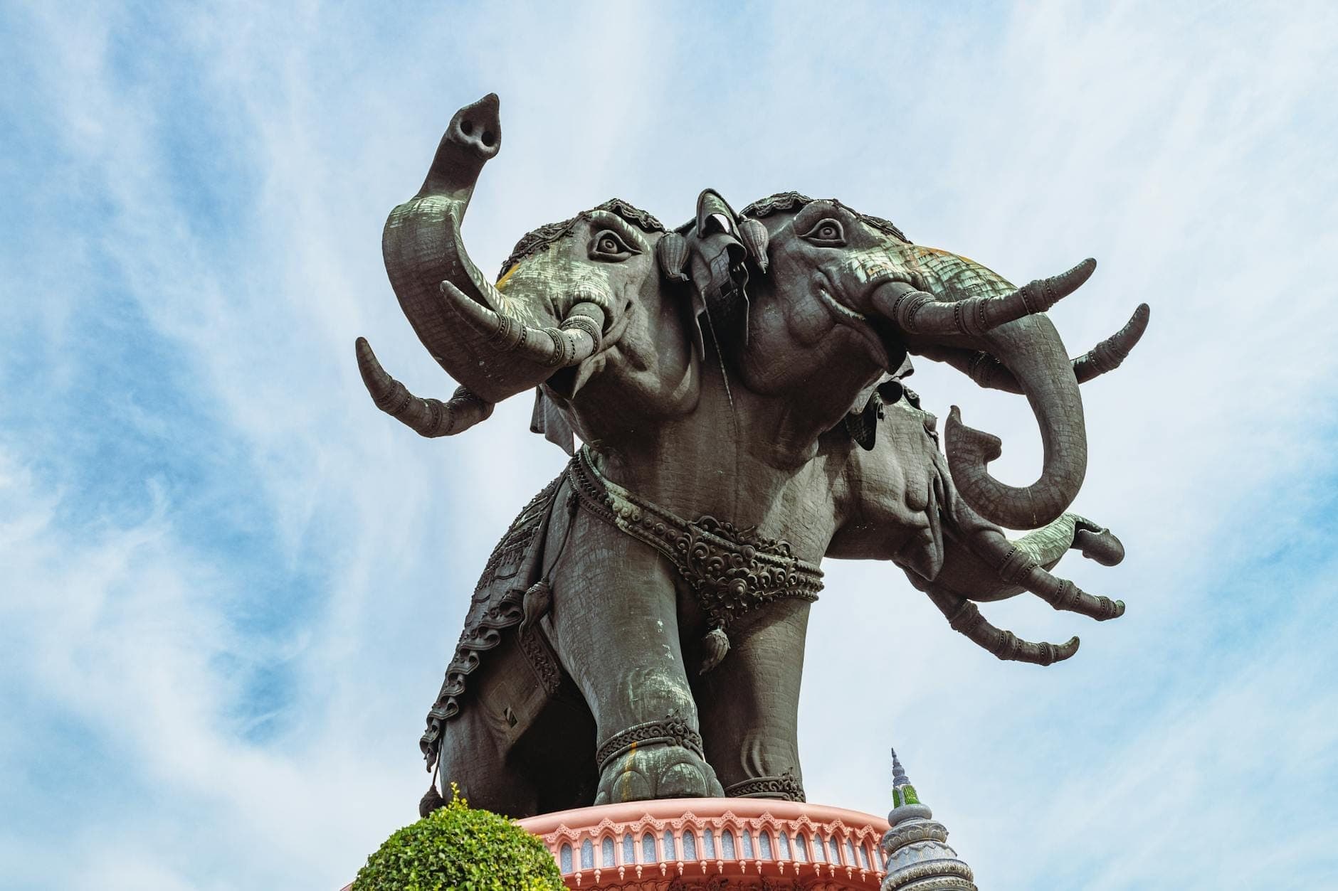 Tượng voi ba đầu tại Bảo tàng Erawan ở Bangkok đứng trên bệ đá nổi bật trên nền trời