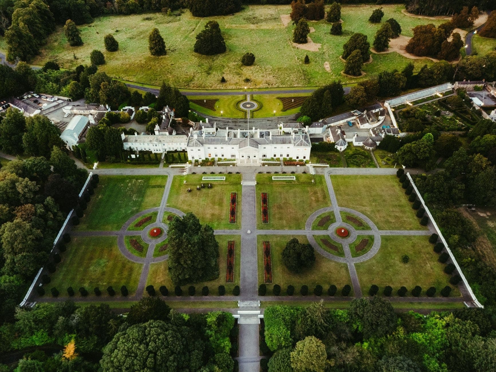 Vista aérea de Áras an Uachtaráin, la residencia oficial del Presidente de Irlanda, rodeada de exuberantes jardines formales y zonas verdes en Dublín.