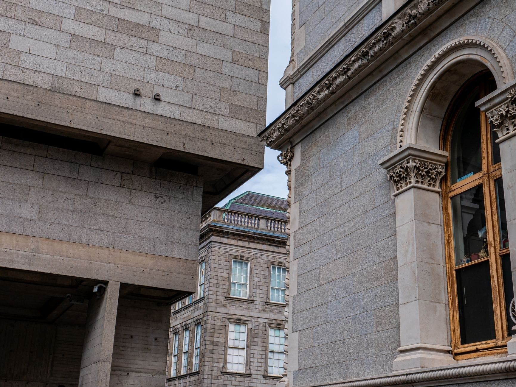 Vista de las paredes exteriores de la National Gallery de Dublín, con una distintiva arquitectura de piedra y detalles de ventanas, que representa un museo gratuito en la ciudad.