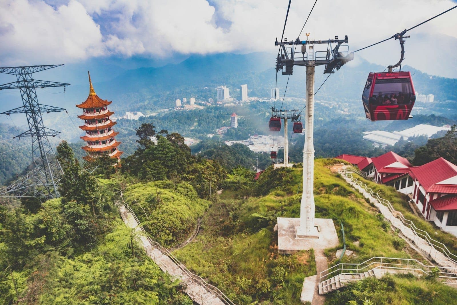 Những ngọn núi mờ sương và những cabin cáp treo màu đỏ rực rỡ lơ lửng phía trên Genting Highlands, mang đến cho du khách không gian nghỉ ngơi yên tĩnh giữa cây xanh tươi tốt và kiến trúc độc đáo.