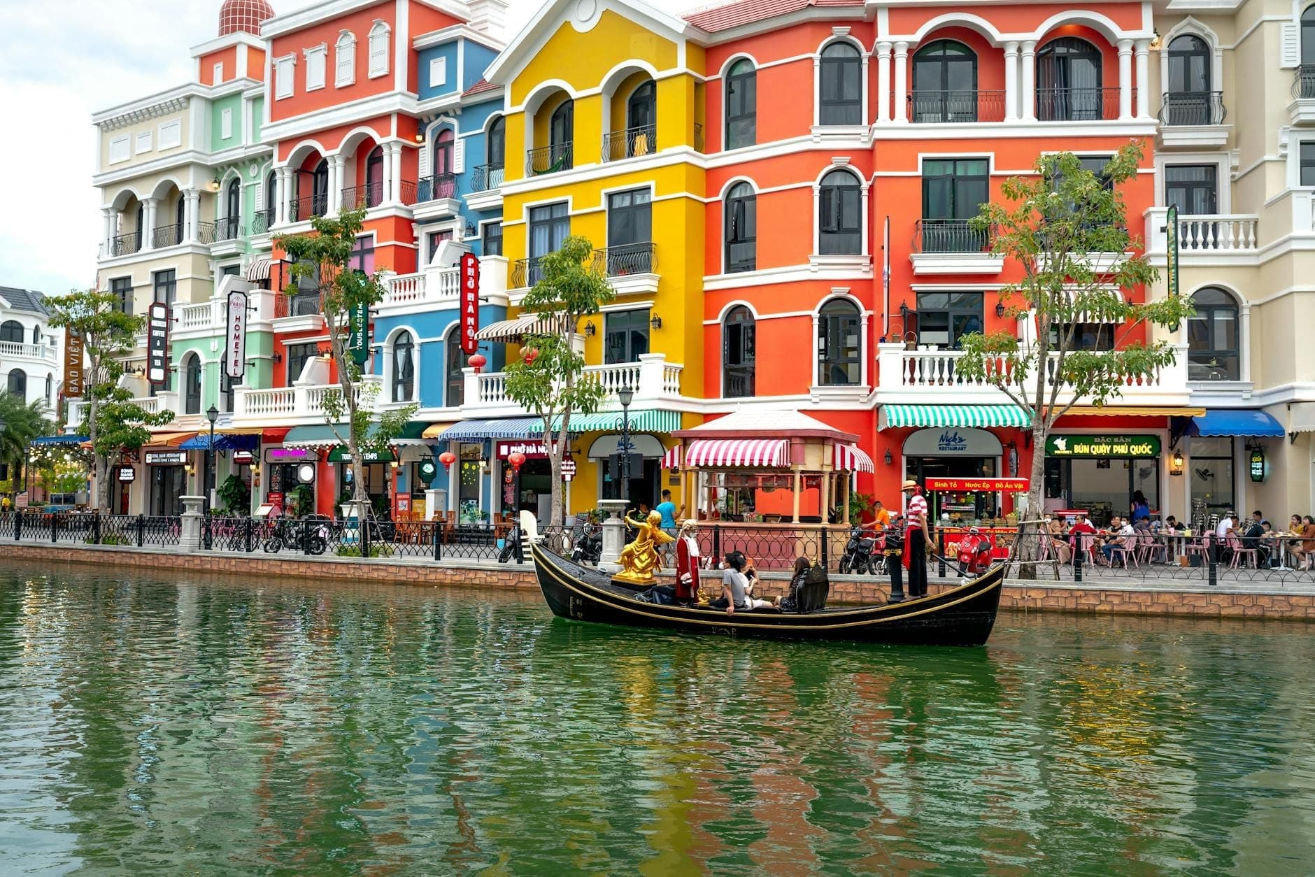 Kênh đào Grand World Phú Quốc với thuyền gondola và dãy nhà nhiều màu sắc ven bờ