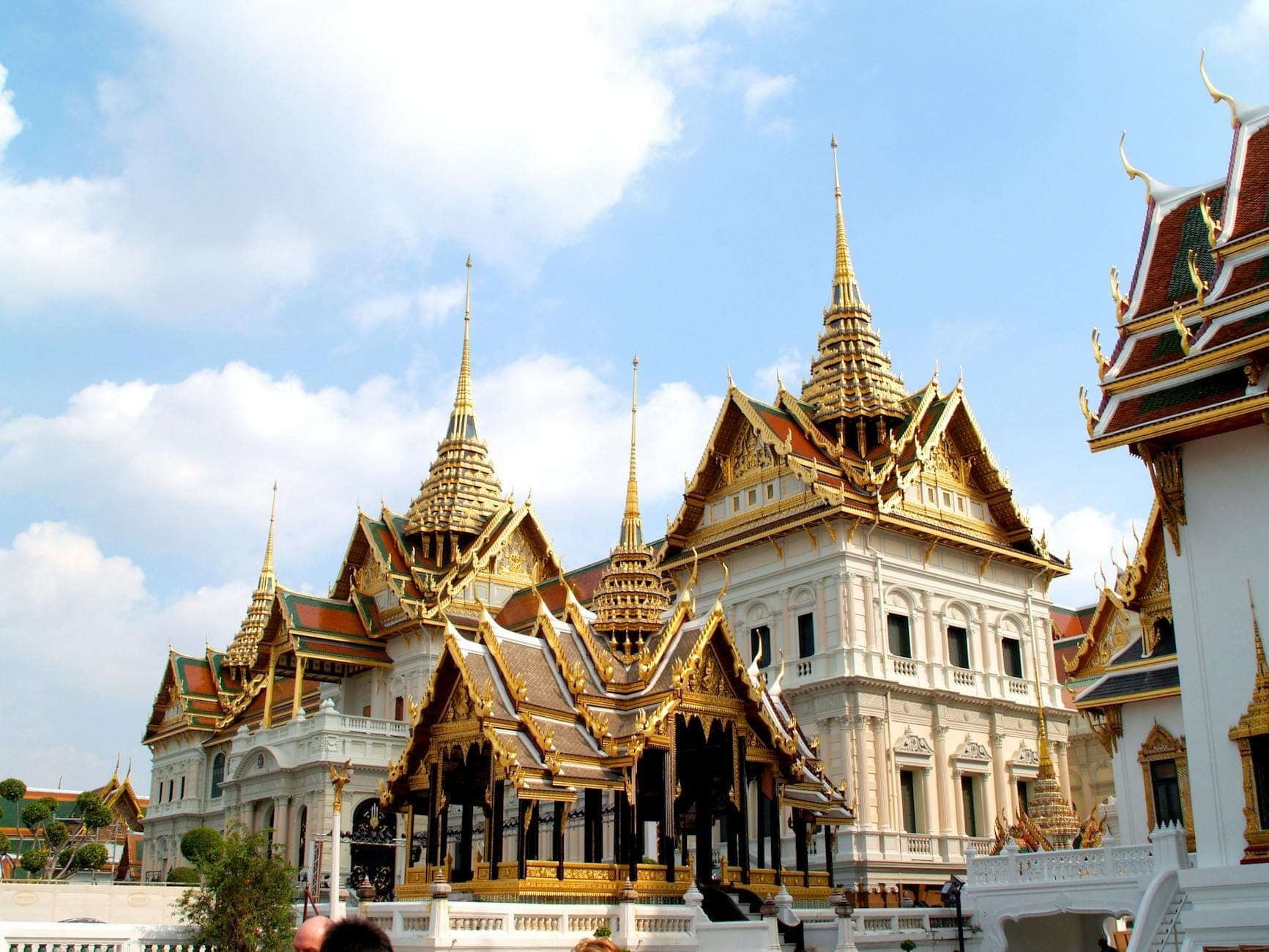 Khuôn viên chính Hoàng Cung Bangkok với những tòa nhà dát vàng lộng lẫy và ngọn tháp trung tâm dưới bầu trời xanh