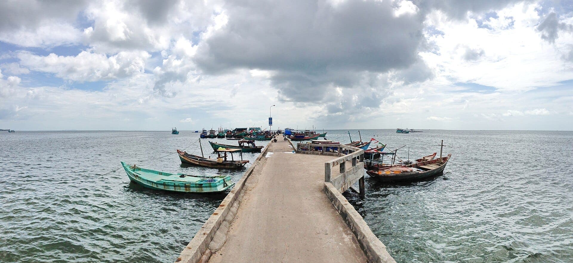 Pantalan ng nayon ng Ham Ninh sa Phu Quoc na may mga bangkang pangisda at tanawin ng daungan
