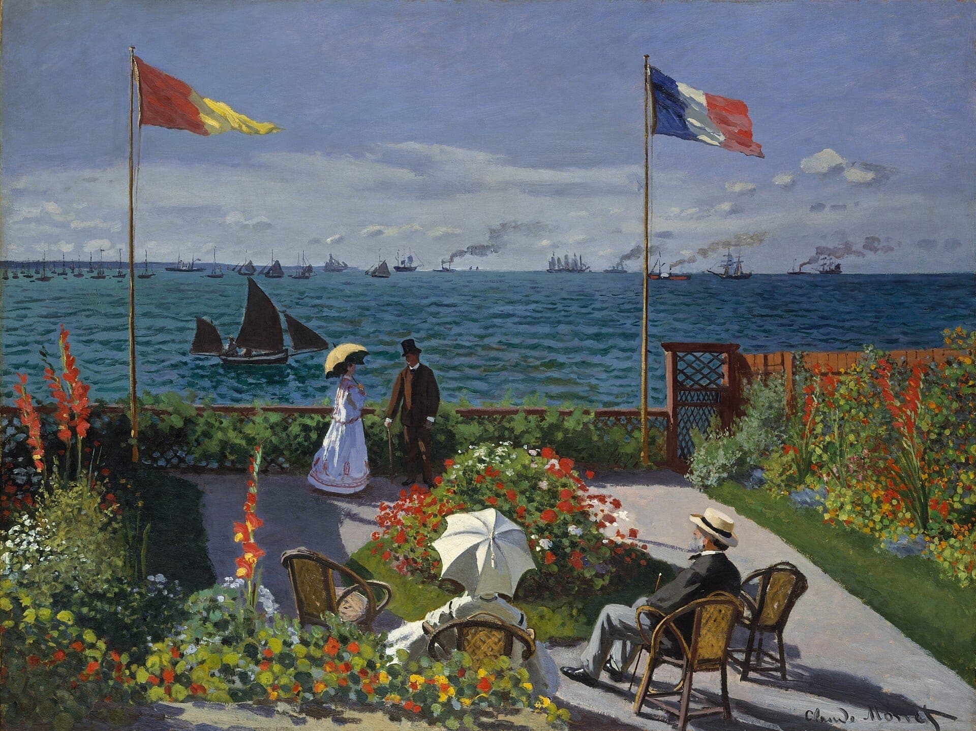 Sân thượng vườn nhìn ra biển tại Sainte-Adresse, với những bông hoa rực rỡ, người mặc trang phục thời xưa và các con thuyền đang lướt sóng ở phía xa.