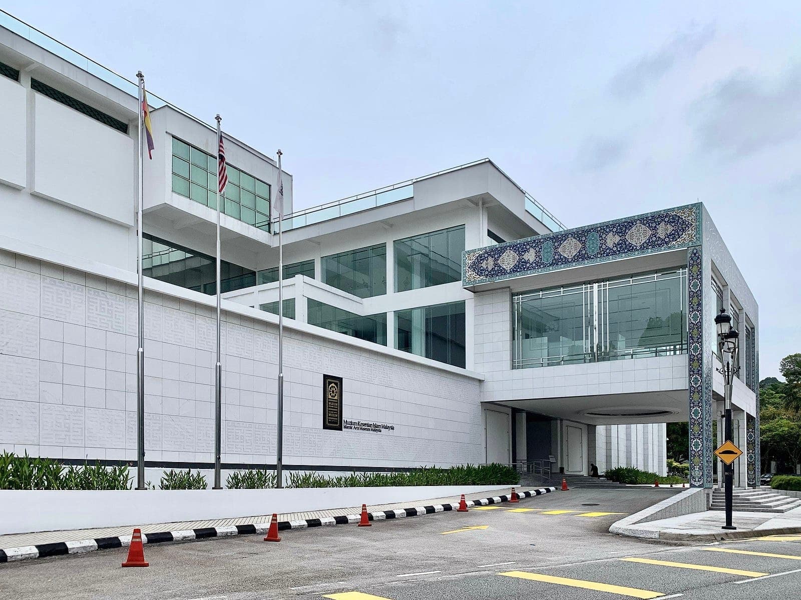 Khi tiến gần Islamic Arts Museum Malaysia, du khách được chào đón bởi kiến trúc ấn tượng và các họa tiết gạch ốp lát Hồi giáo đặc trưng chỉ vài bước từ Lake Gardens.