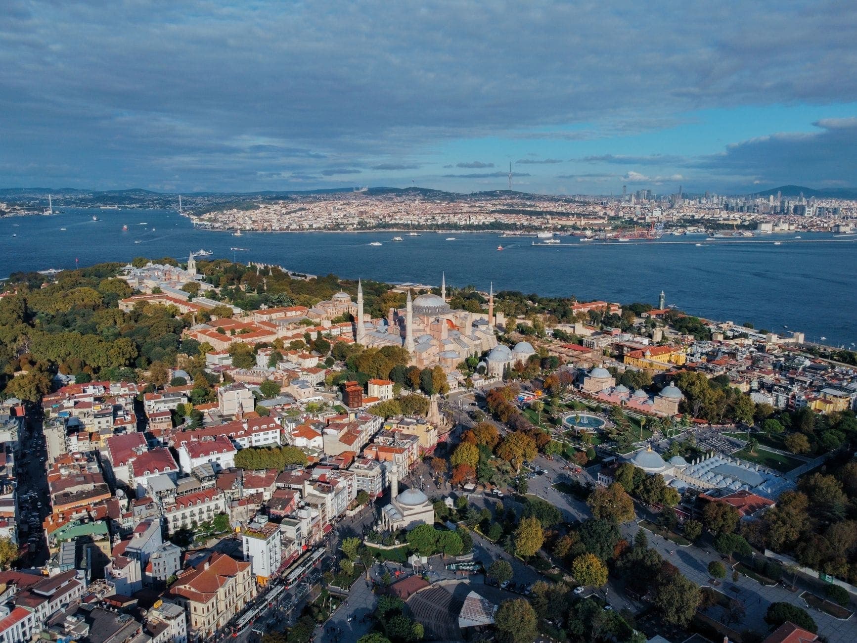 Vista aérea de la Península Histórica de Estambul con Hagia Sophia, el Palacio Topkapi y las aguas circundantes con el paisaje urbano al fondo