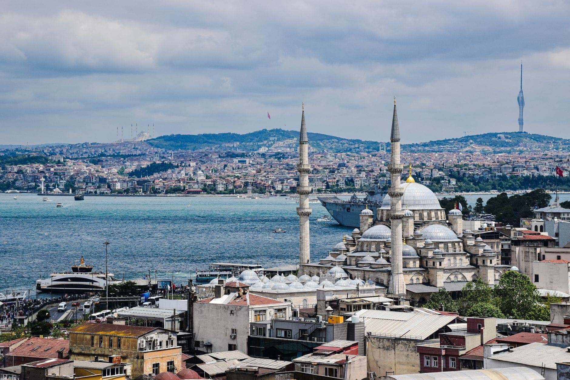 Panoramablick auf Istanbuls Historische Halbinsel mit Moscheen, dem Bosporus, dicht bebauten Stadtvierteln und Minaretten unter einem bewölkten Himmel – ein Zeugnis der reichen Geschichte der Stadt.
