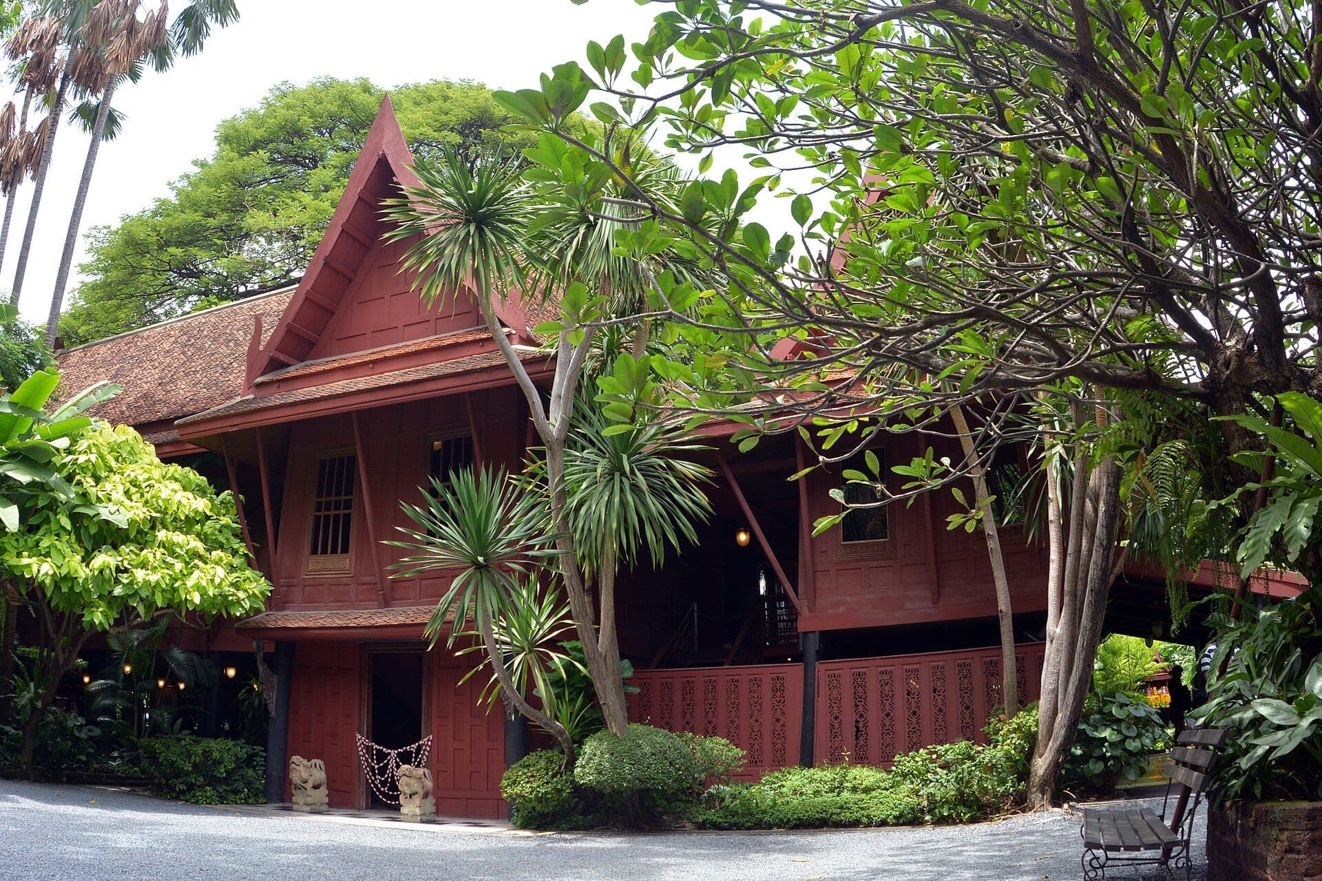 Nhà Jim Thompson ở Bangkok với ngôi nhà gỗ tếch đỏ truyền thống giữa khu vườn nhiệt đới