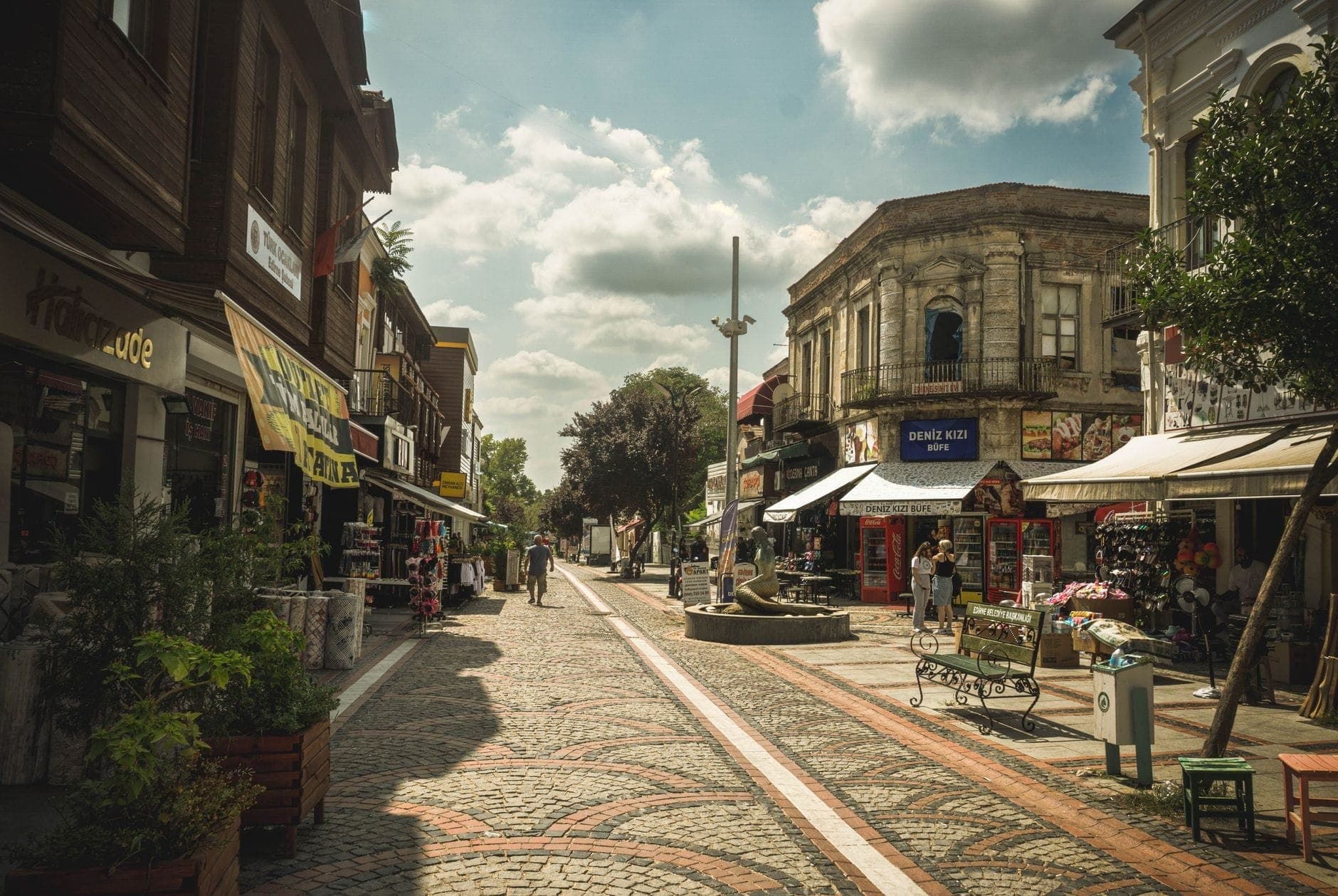 Sonnendurchflutete Fußgängerstraße im Kadıköy Marktviertel, gesäumt von Läden, Cafés und historischen Gebäuden – lebhaft und entspannt zugleich.