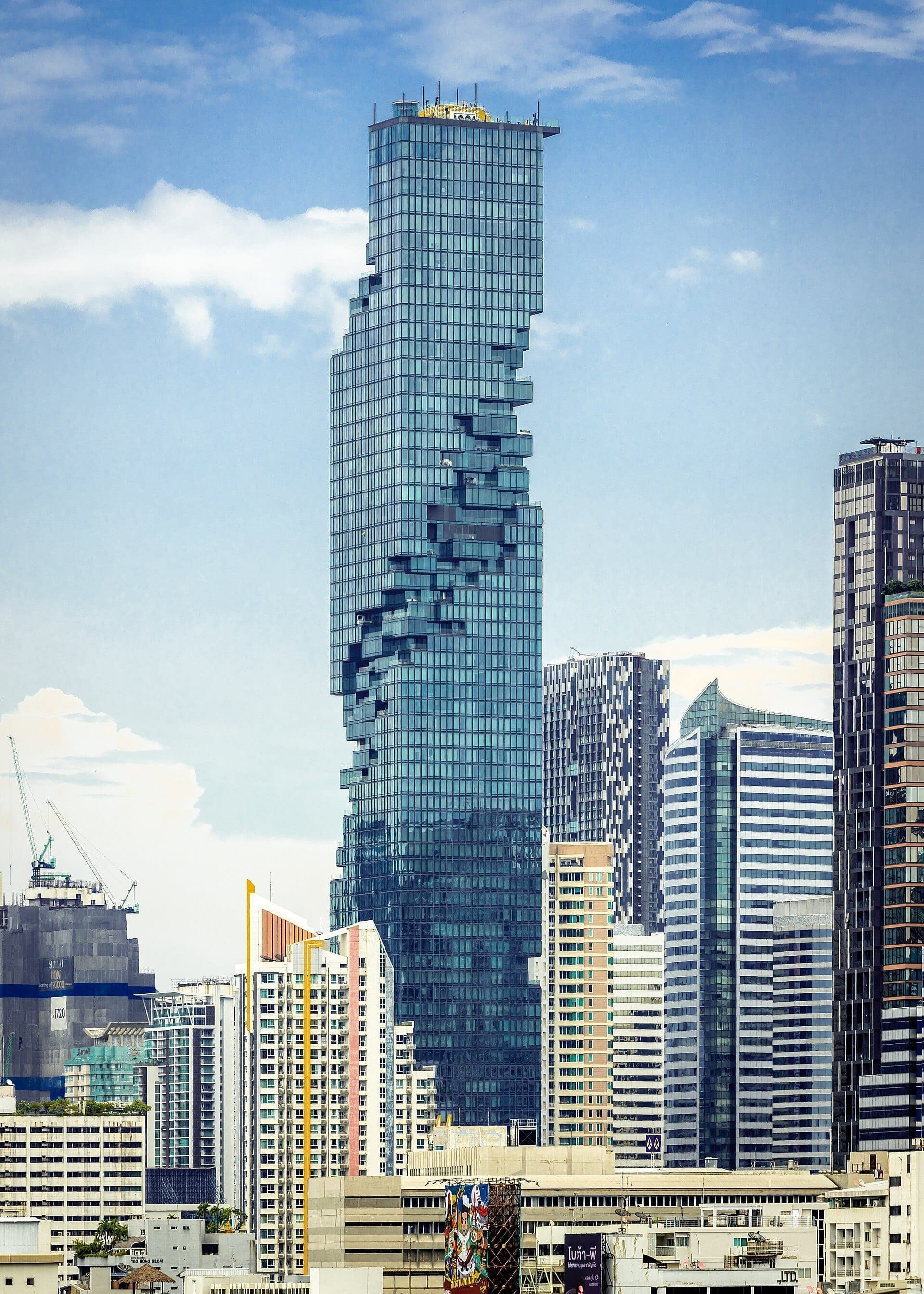 Tháp King Power Mahanakhon ở Bangkok với mặt tiền kính pixel đặc trưng và đường chân trời thành phố