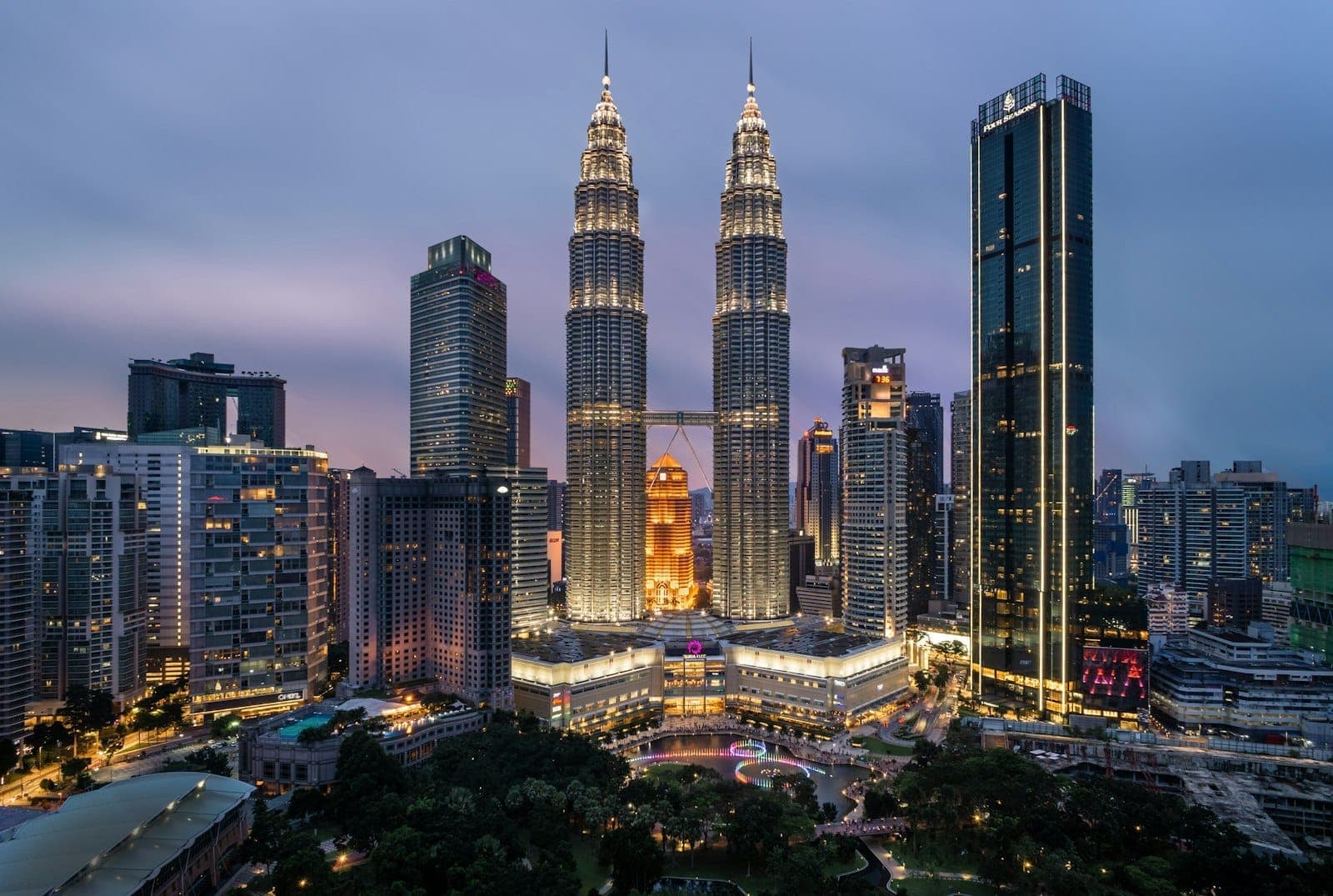 Petronas Twin Towers at tanawin ng KLCC sa dapit-hapon, gitna ng lungsod ng Kuala Lumpur