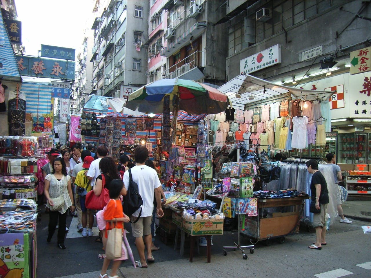 Chợ Ladies' Market trên đường Tung Choi
