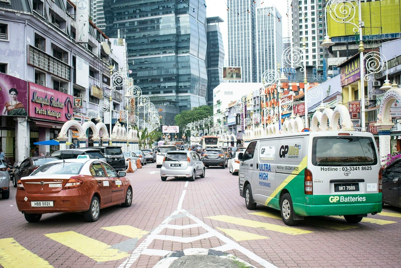 Phố Little India Brickfields rực rỡ ở Kuala Lumpur, với cửa hàng đầy màu sắc, vòng hoa lài, và kiến trúc đền Tamil.